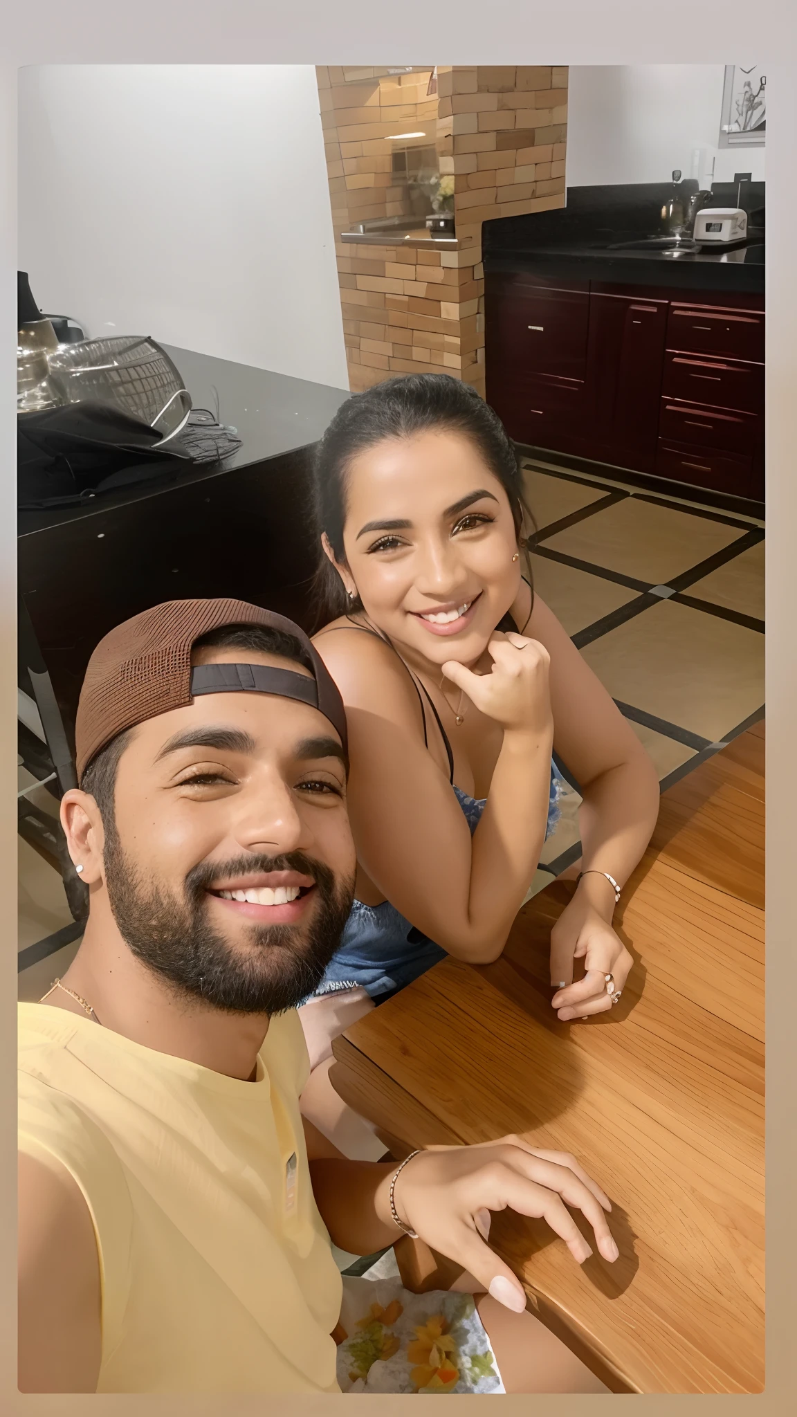 There's a man and a woman sitting at a table smiling, 4 k post, Postagem 4k, Karla Ortiz, Marischa Becker, andrea rocha, imagem vazada, imagem de perfil, david rios ferreira, Postagem no Reddit, Valentina Embaralhamento, Karolina Cummings, facebook post, Vazou, Fotografia tirada em 2 0 2 0, Directed by: Nandor Soldier