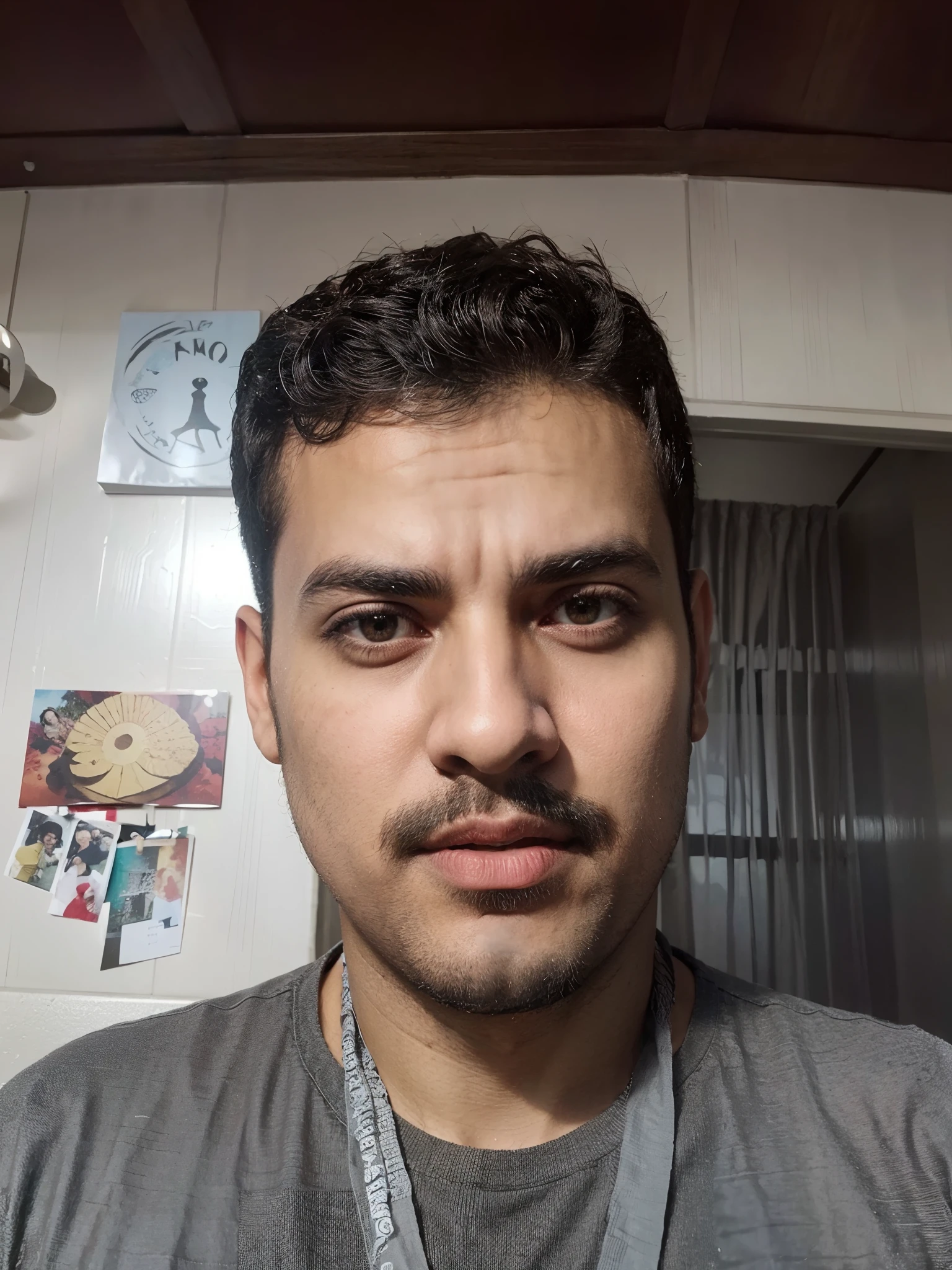 Man with a gray shirt and a gray cord around his neck, Mohamed Chahin, com uma barba pequena, Emad Mostaque, Condutor de Ene, Alex, Mohamed Reda, Aykut Aydogdu, sem barba e bigode, restolho curto, 2 7 anos, 2 4 - ano - homem de idade, Eytan Zana