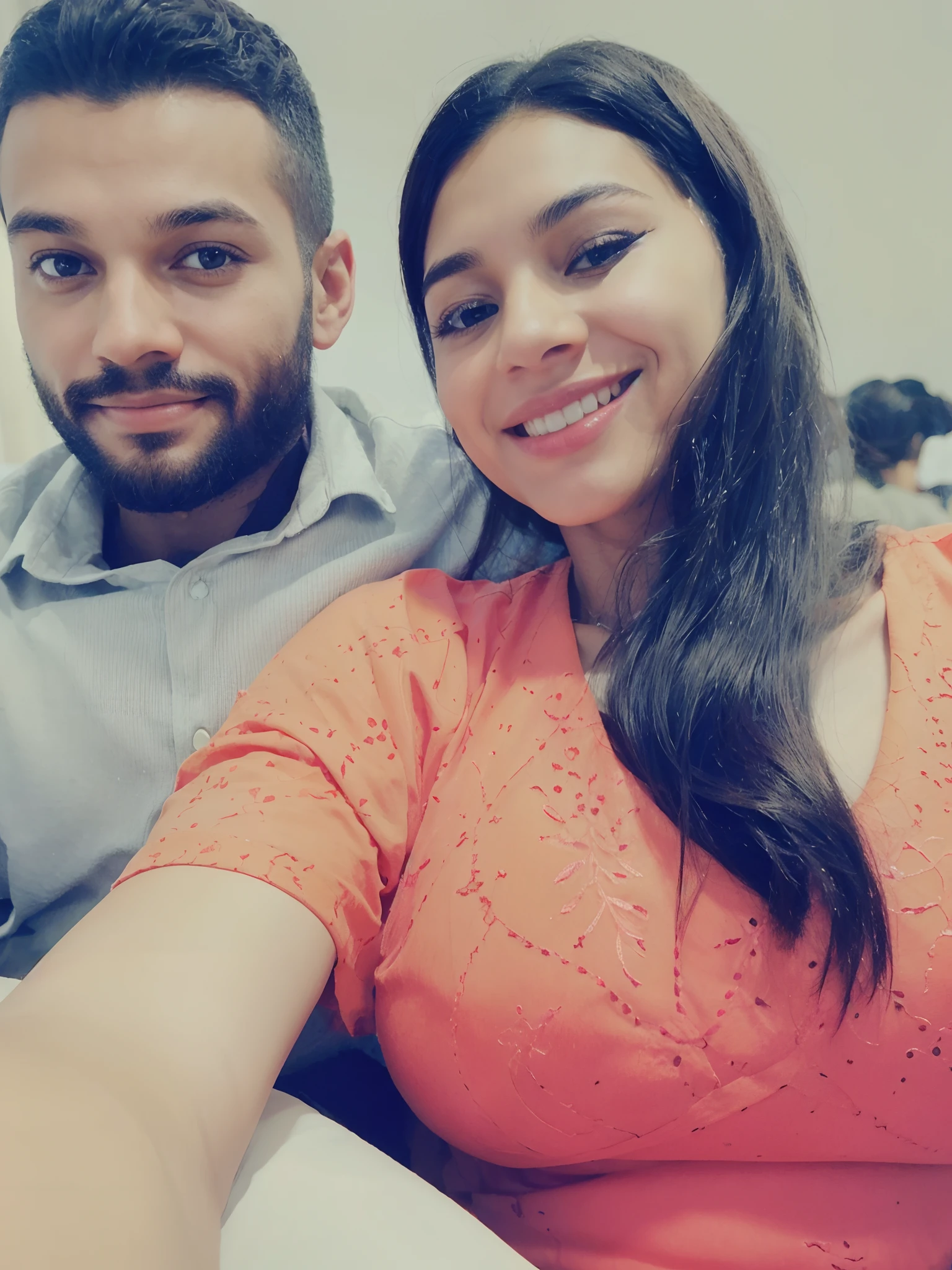 Homen negro cabelo enrolado, barba, mulher sorrindo,cabelo liso, vestido laranja