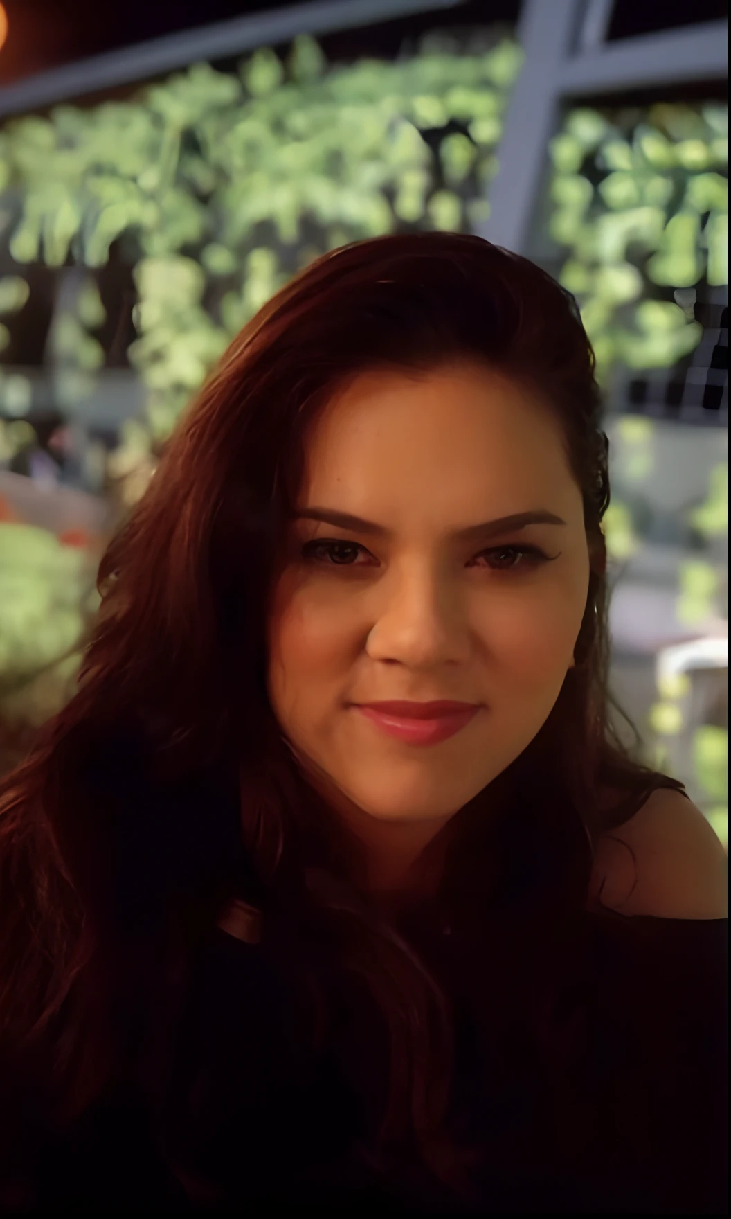 there is a woman that is sitting down with a cell phone, foto de perfil headshot, imagem de perfil, foto do perfil, by Amelia Peláez, Directed by: Emma Rios, Directed by: Dora Crusader, photo taken at night, inspired by Gina Pellón, Alanis Guillen, foto headshot, Directed by: Nandor Soldier