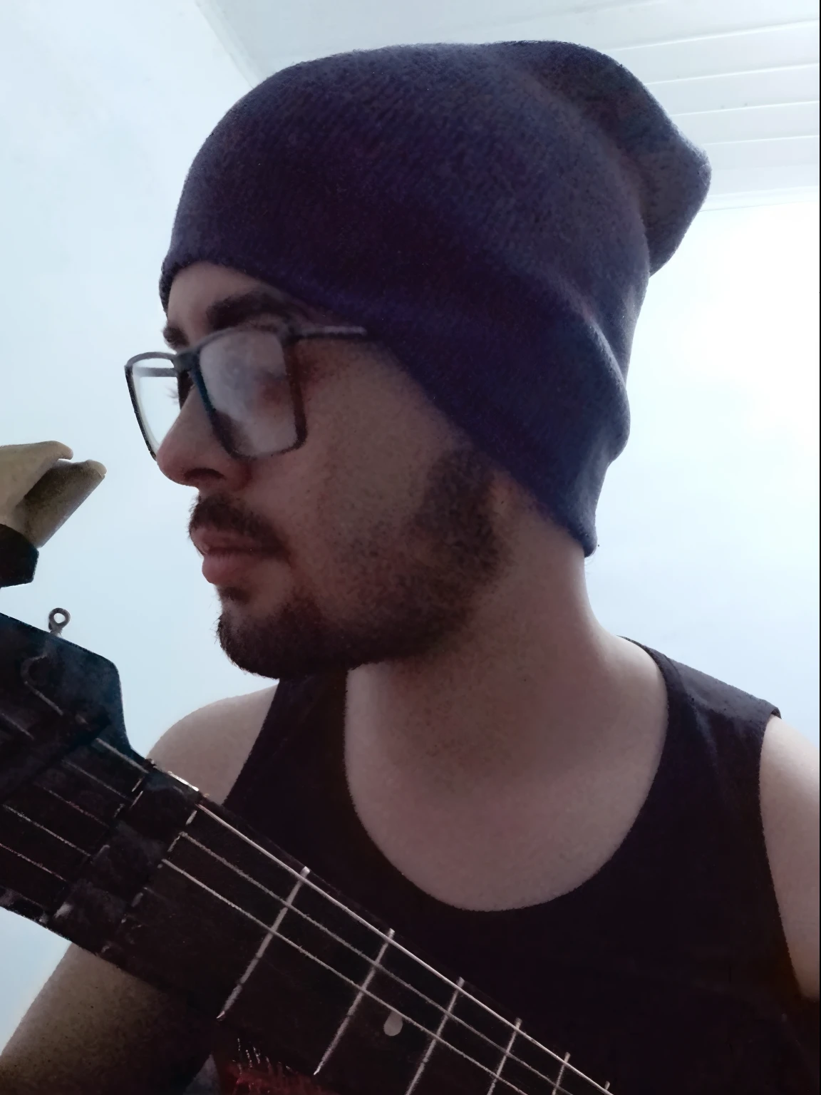 Arafed man with a beanie and glasses playing a guitar, solo de guitarra, playing the guitar, playing the guitar, tocando guitarra, playing a guitar, jamming to music, holding a guitar, Immaculate and epic scale, imagem de qualidade muito baixa, foto de baixa qualidade, badass composition, baixista, cada vez mais composision, guitarrista, 2 8 anos
