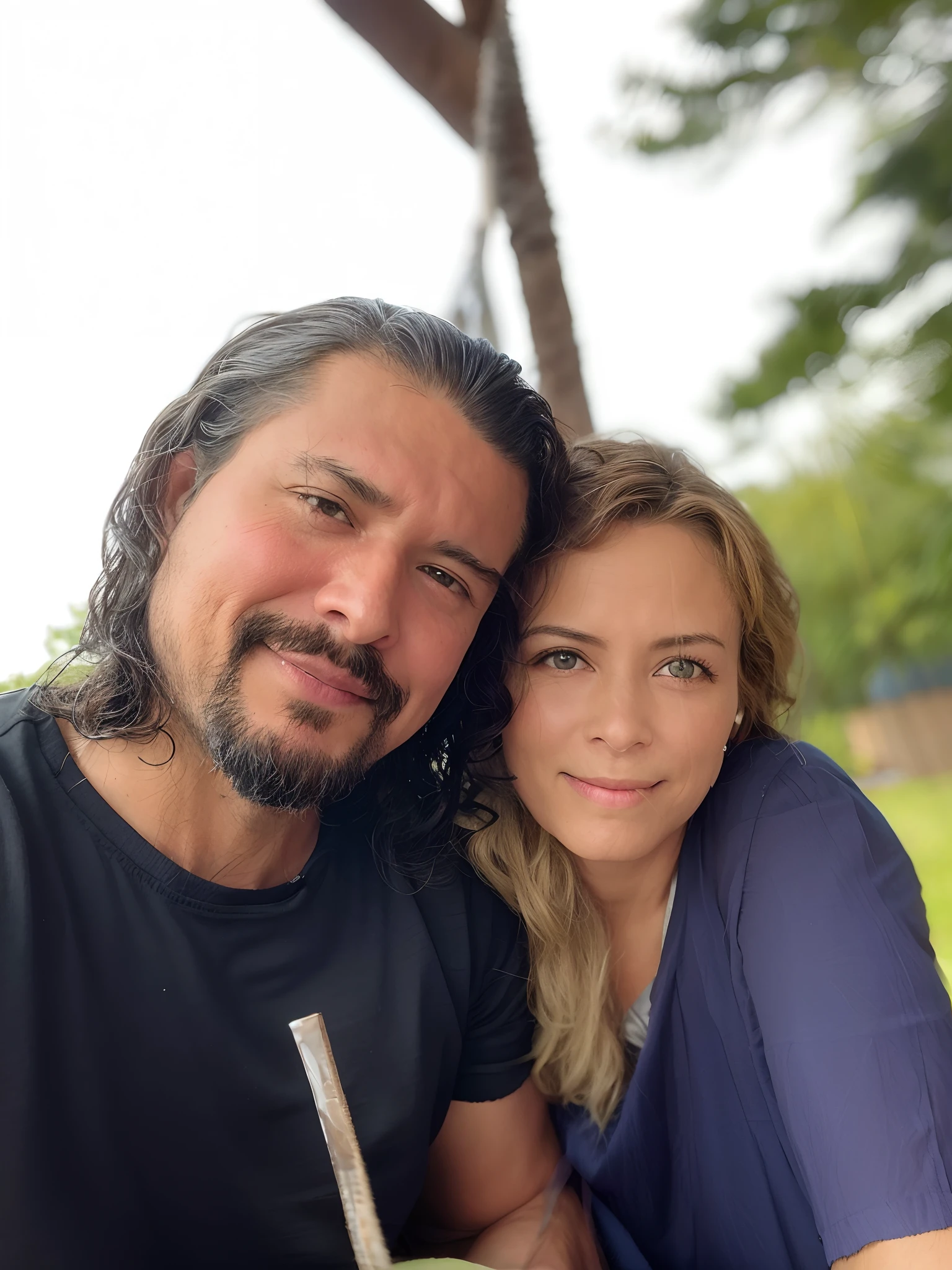 There's a man and a woman who are swinging on a rope, vacation photo, posando em uma praia com o oceano, swing on a tree, Foto tirada com Nikon D750, Foto tirada com Nikon D 7 5 0, foto retrato, photo shoot, foto retrato, Photo Session, Costa do Sol, foto modo retrato, standing near the beach