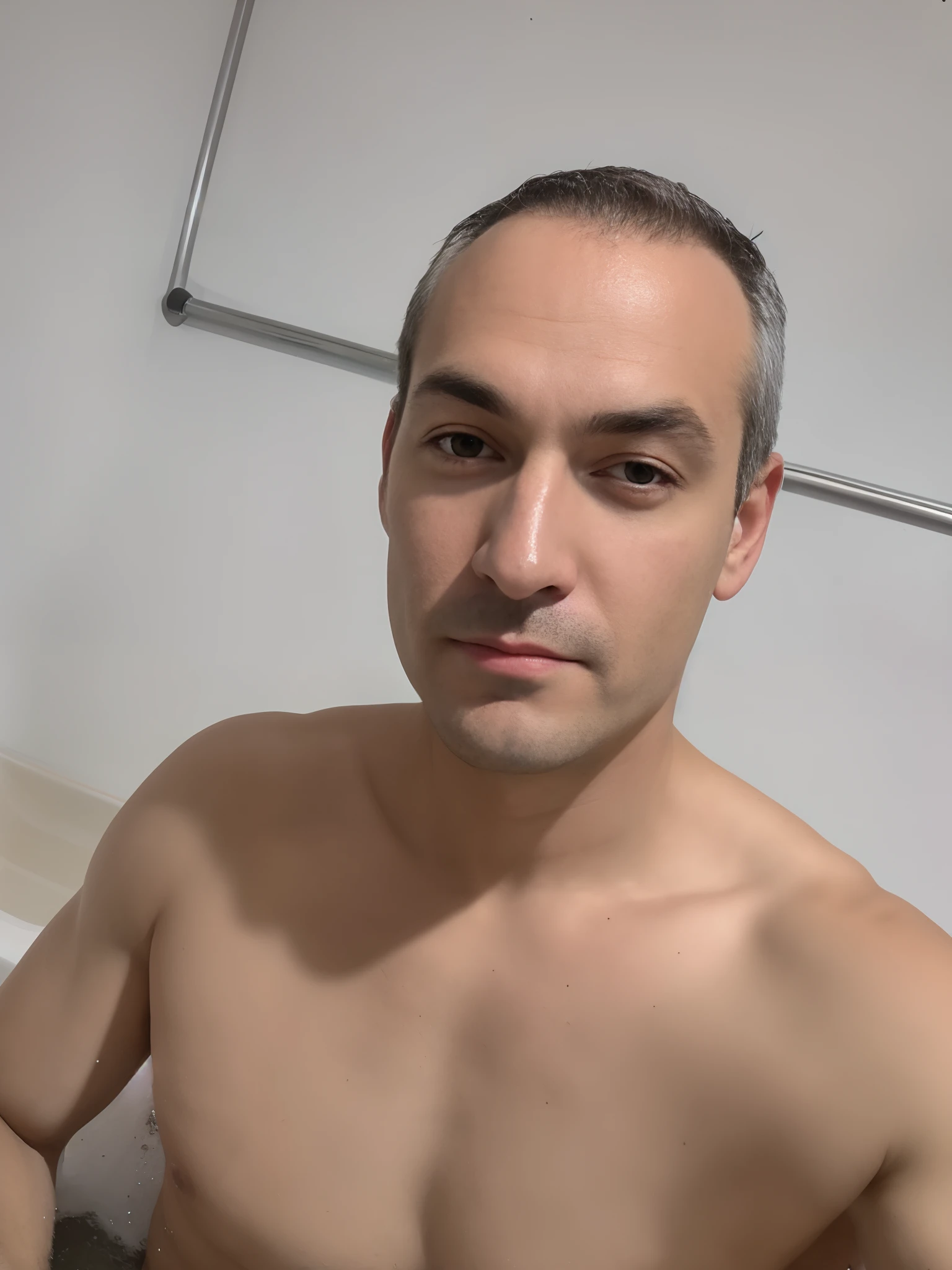 There's a man who's sitting in a bathtub, (38 anos), Homem de 4 0 anos, Fotografia selfie 8k, Homens de 45 anos, Homem de 5 0 anos, barbeado limpo!!!!, 38 anos, selfie de um homem, 3 6 anos, rosto raspado limpo, 3 2 - ano - homem de idade