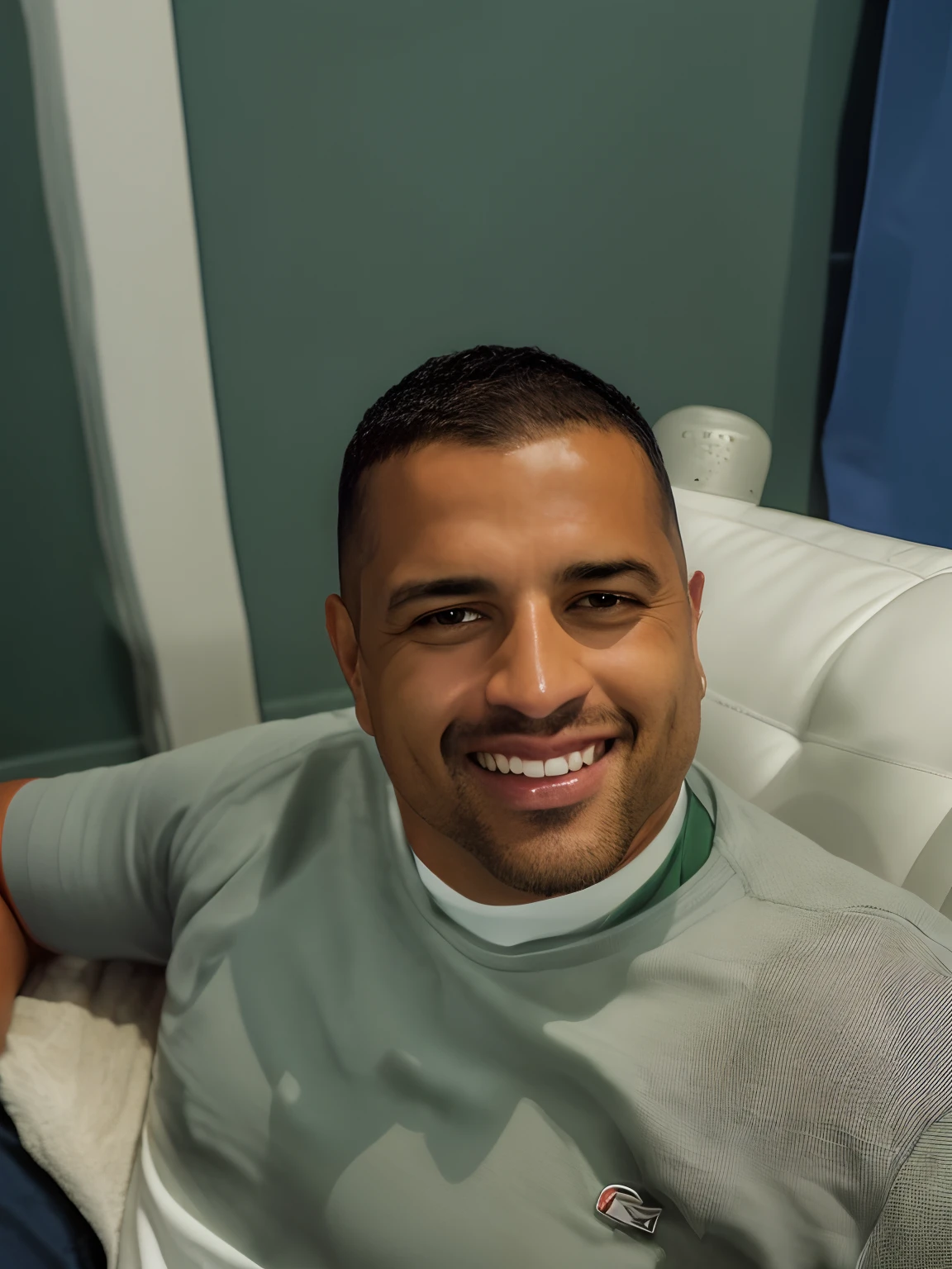 Smiling man sitting on a couch with a remote control in hand, Ronaldo Nazario, david rios ferreira, Ronaldo Nazario Fenomeno, Homem de 4 0 anos, (38 anos), Ronaldo Luis Nazario de Lima, cerca de 3 5 anos, Ronaldo Luis Nazario da Lima, Carmelo Blandino, icaro carvalho