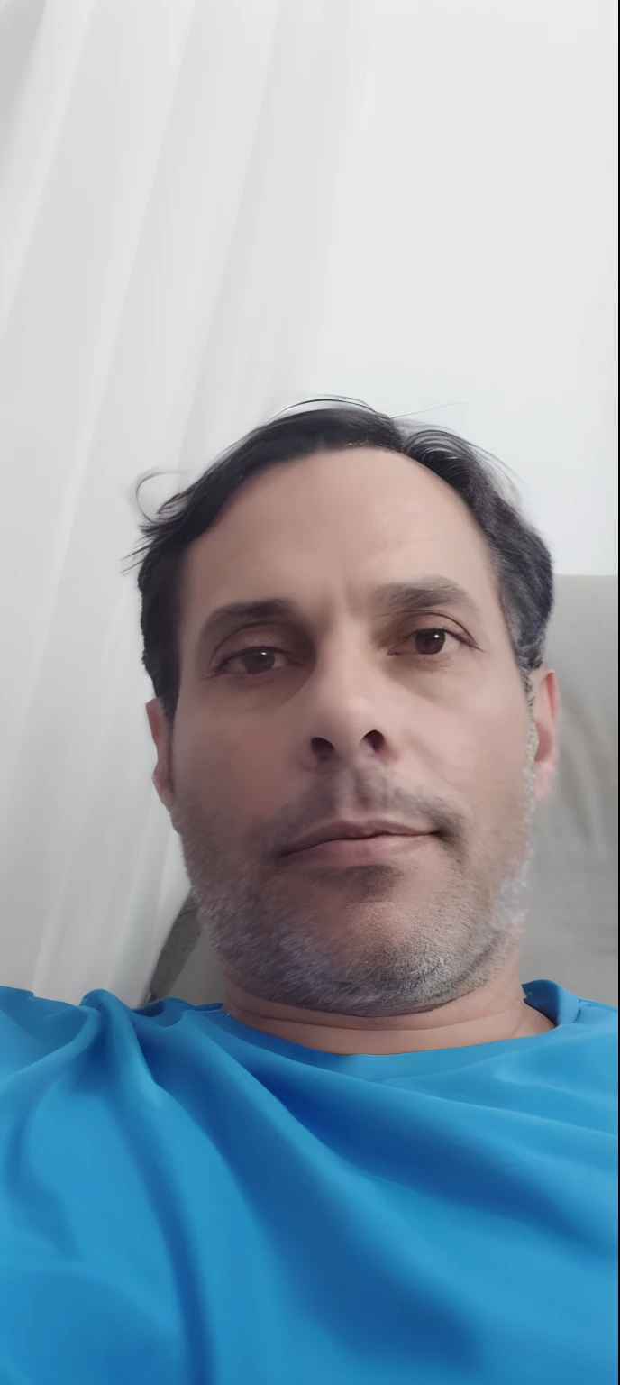 There's a man lying on a couch with a remote in his hand, Homem de 4 0 anos, Homens de 45 anos, david rios ferreira, (38 anos), Homem de 5 0 anos, 38 anos, 3 6 anos, cerca de 3 5 anos, selfie de um homem, imagem frontal