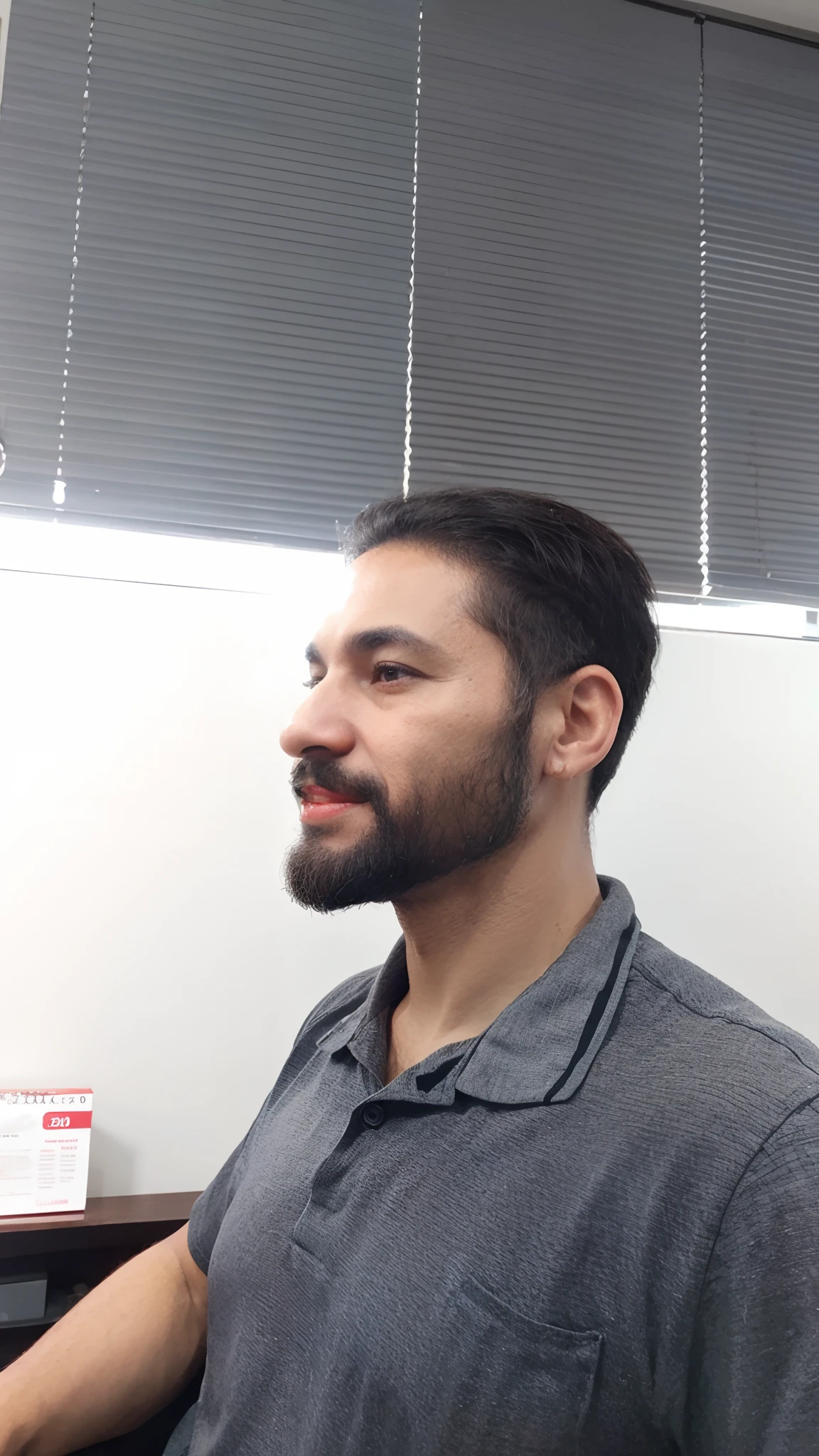 homem com 40 anos negra, pouco cabelo , olhos detalhados, sorriso detalhados, com microfone na mao