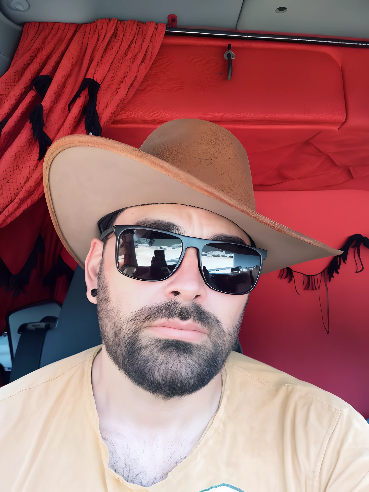 There's a man wearing a hat and sunglasses in a van, Cowboy barbudo, wearing a cowboy hat, wearing sunglasses and a hat, wearing cowboy hat, cowboy hat and glasses, wearing a travel hat, 3 2 anos, Retrato de um cowboy, he is wearing a hat, retrato do cowboy, simetria!! Retrato de um cowboy, foto de perfil headshot