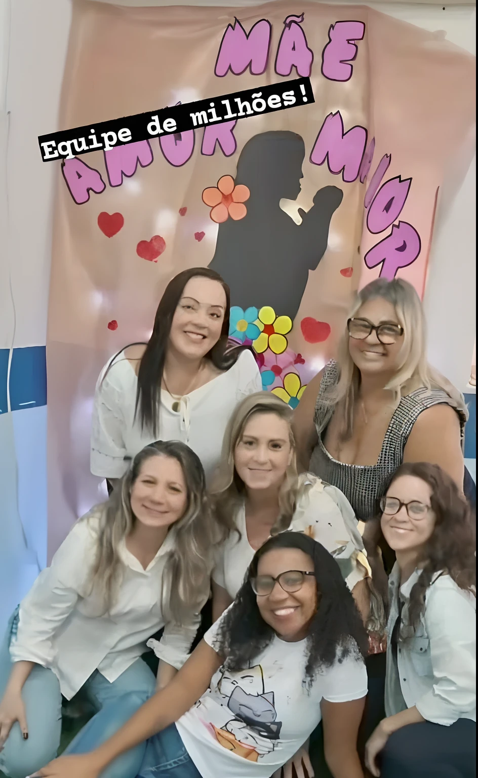 1 30 year old brunette with curly hair in glasses, uma jovem branca ao lado de 20 s cabelo ondulado castanho, 3 mulheres brancas cabelos loiro de 40 anoom blusa branca, 1 mulher branca com cabelo preto liso de blusa branca