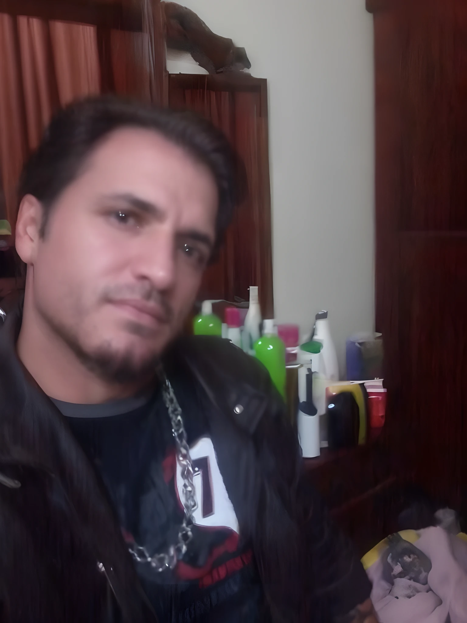 Um homem de 40 anos cabelos castanho e um pouco de barba sentado