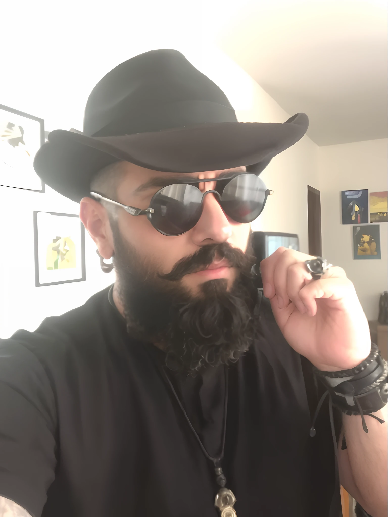 Man with beard and hat talking on cell phone, archwizzard in a hat, com uma barba preta cheia, wearing victorian dark goggles, Jean Deville, foto de perfil, wearing dark victorian goggles, Cowboy barbudo, barba, imagem de perfil, olhando heckin legal e elegante, barba preta, barba longa do cavanhaque, wearing gothic accessories