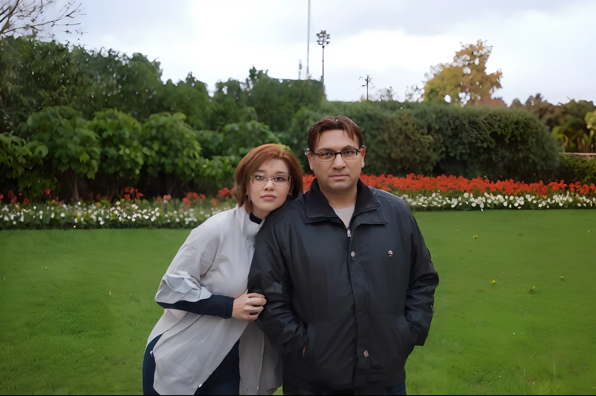 Create a Disney PIXAR-style 3D poster. ((centro da imagem, fami)), (um casal) ((They're hugging each other)) O homem tem pele parda e cabelos castanhos escuros e olhos castanhos escuros. Mom is a redhead with short hair, wears glasses ((tudo isso no estilo Disney PIXAR 3D, In the background, A house of sunflowers, Gloria Studio, The garden is full of nature 3D render RTX clay material, estilo de design cartunesco, POP Mart, soft lighting, linhas suaves, Spring tilt, Detailed illustrations of PIXAR 3D, Detalhes hiper-realistas, cor quente no estilo Disney PIXAR 3D))