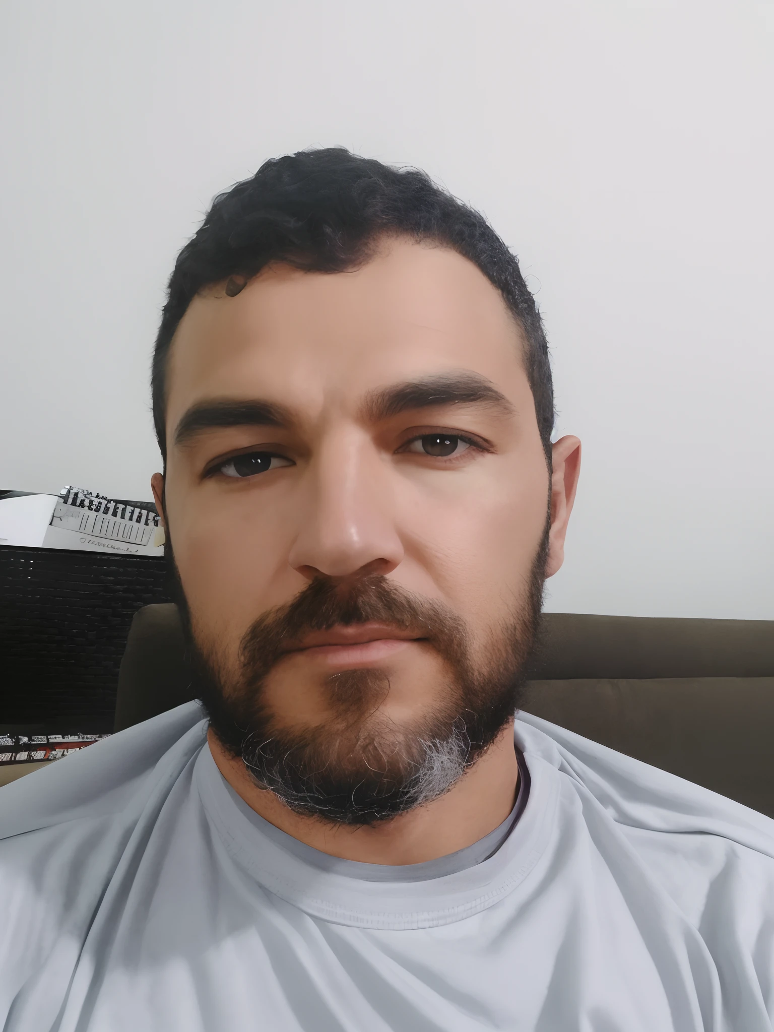 (Extreme Detail CG Unity 8K papel de parede, master part, extremely high quality), (exquisite lighting and shadow, highly dramatic picture, cinematic lens effect), Uma garota em um traje branco do Homem-Aranha, Cor de cabelo cinza-prateado, Do universo paralelo do Homem-Aranha, Wenger, maravilha, Homem-Aranha, sitting on the couch, dynamic pose), (excelente detalhe, exceptional lighting, wide angle), (excellent rendering, o suficiente para se destacar em sua classe), foco em trajes brancos do Homem-Aranha, Texturas complexas de aranhas, perfect composition