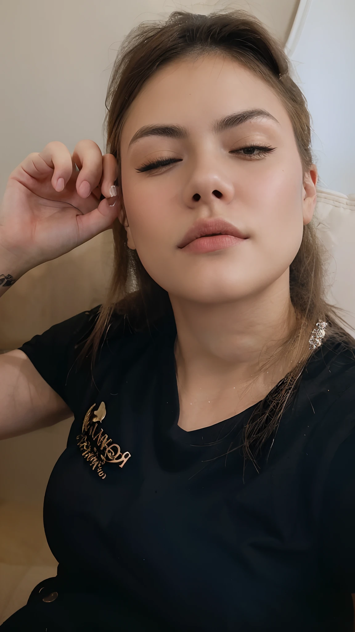 There's a woman who's sitting with her eyes closed, Cara Sexy, Amuando, pursing lips, pouty lips, thick lips, bico bonito, cara de, natural contour aesthetics!!, queixo redondo, mostrando o rosto, neck zoomed in from lips down, small lips pointy nose, com maquiagem profissional, focus on pursed lips
