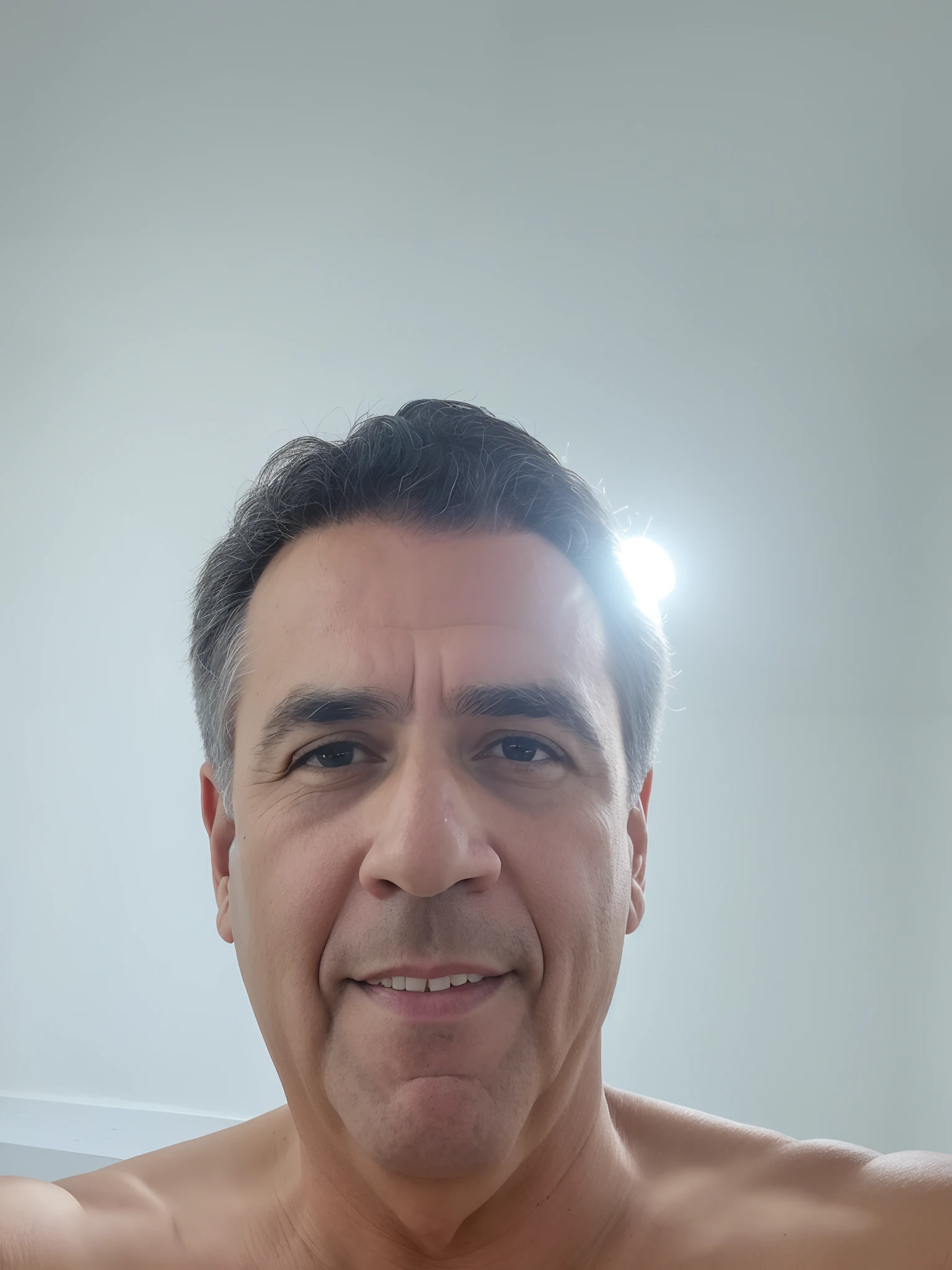 there is a man that is taking a selfie in the mirror, Homem de 5 0 anos, Fotografia selfie 8k, Homens de 45 anos, imagem frontal, ele tem cerca de 6 0 anos de idade, ele tem cerca de 60 anos, Homem de 4 0 anos, selfie de um homem, david rios ferreira, ele tem cerca de 5 0 anos de idade