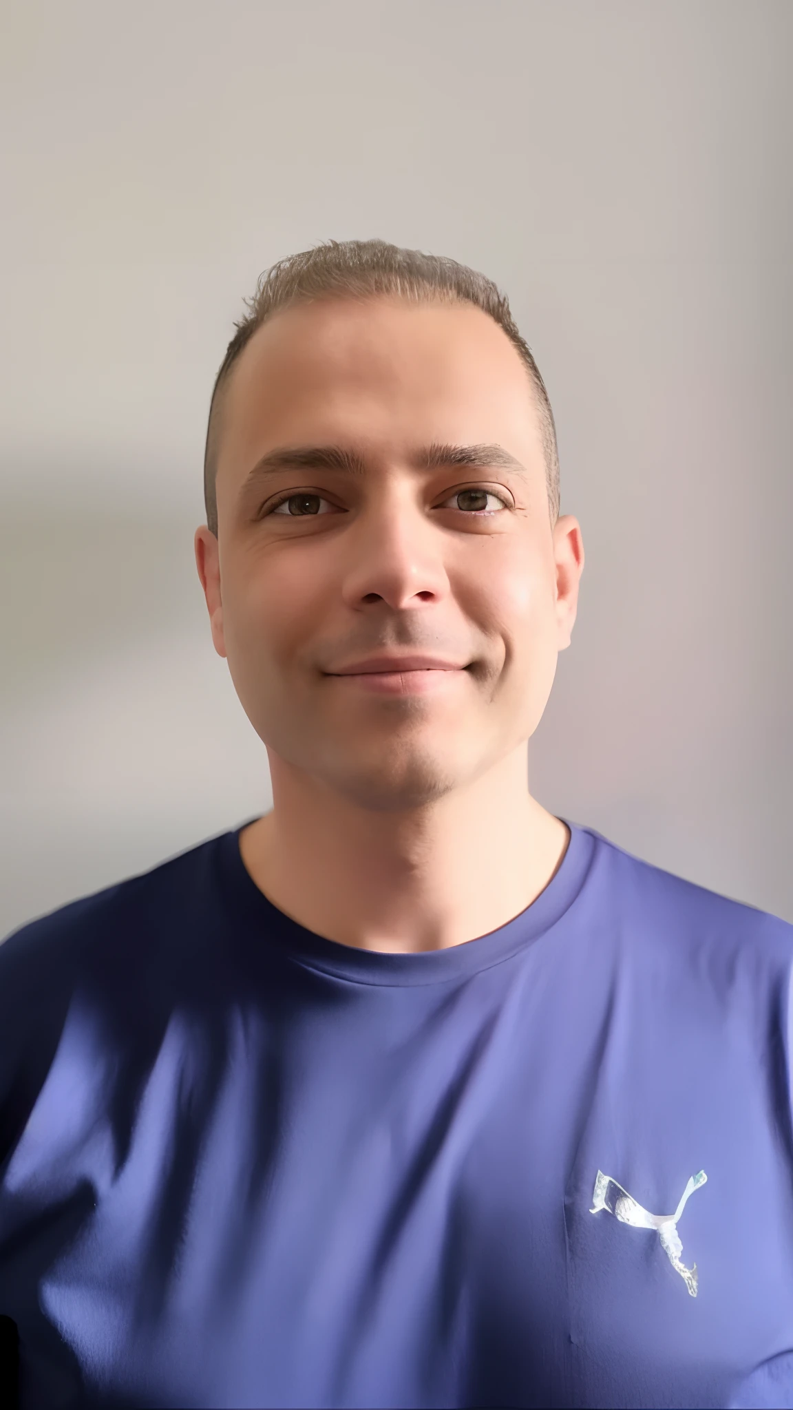 Homem branco de camisa azul sorrindo