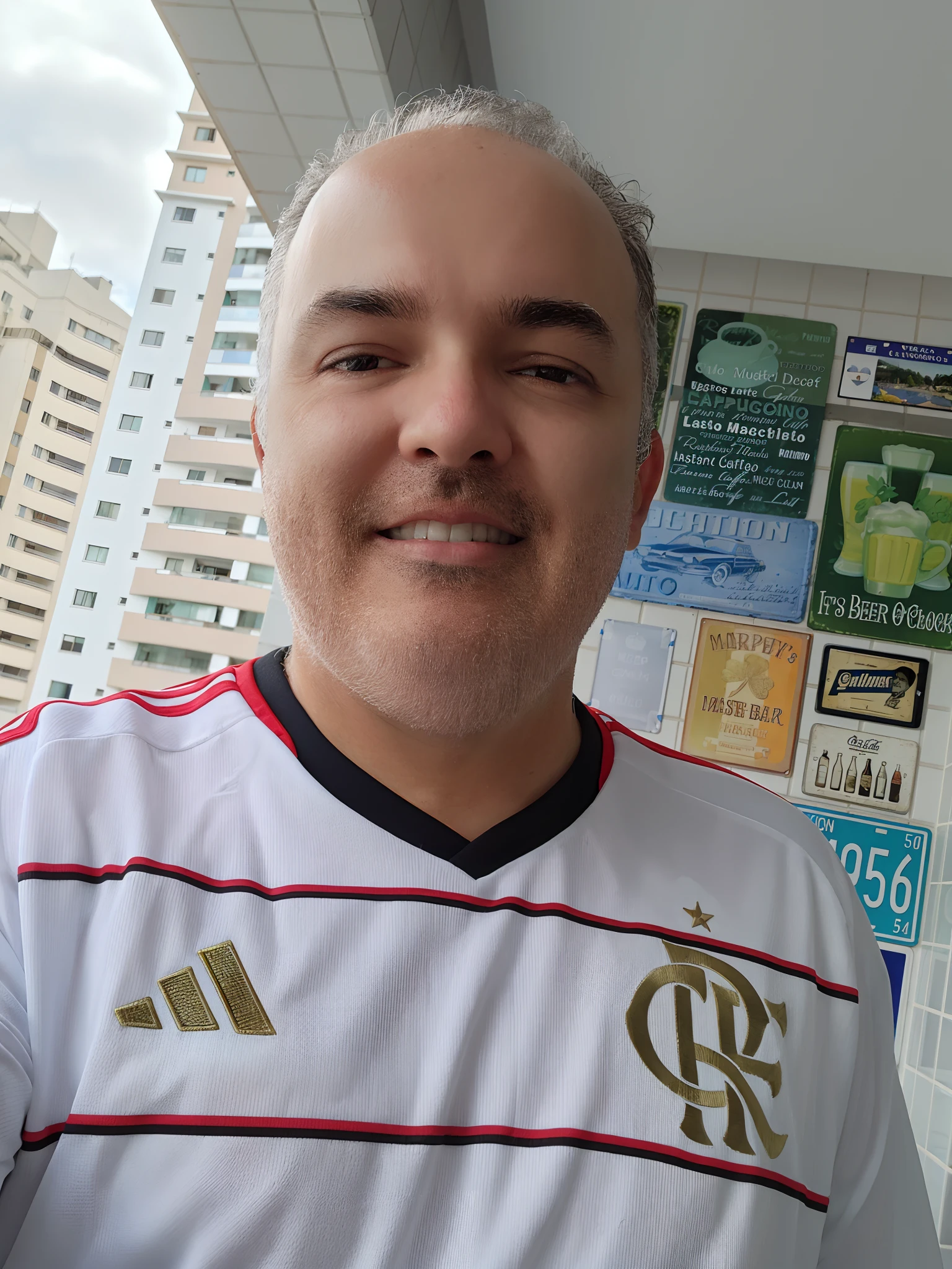 ((master part, best quality)), (1girl), (sozinho), (Foco Feminino), (Ahoge, cabelos brancos, cabelos muito longos), olhos dourados, sorriso claro, boca aberta, ((camisa branca), (camisa abotoada), (Splash button)), ((black skirt), (Saia Curta)), Standing, fundo branco, arms behind back, Dynamic angle