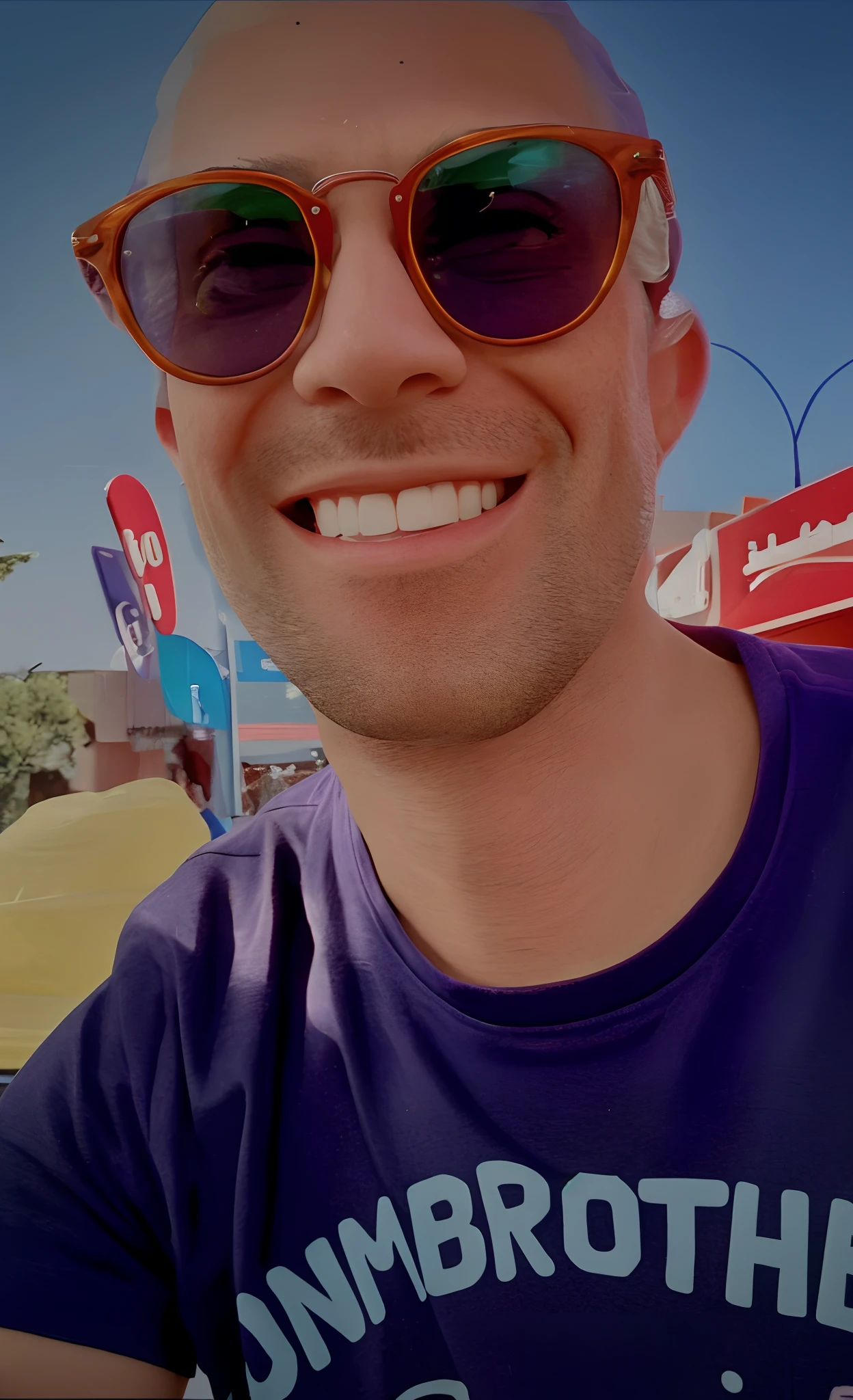 Smiling man in sunglasses with a purple shirt and blue shirt, selfie de um homem, Foto selfie 8k, muito bobo olhando, iphone selfie, smiling at camera, muito ligeiramente sorridente, happily smiling at the camera, smiling at camera, com leve restolho, staring directly at camera, Selfie!!!!! de um homem, divertindo-se, foto selfie