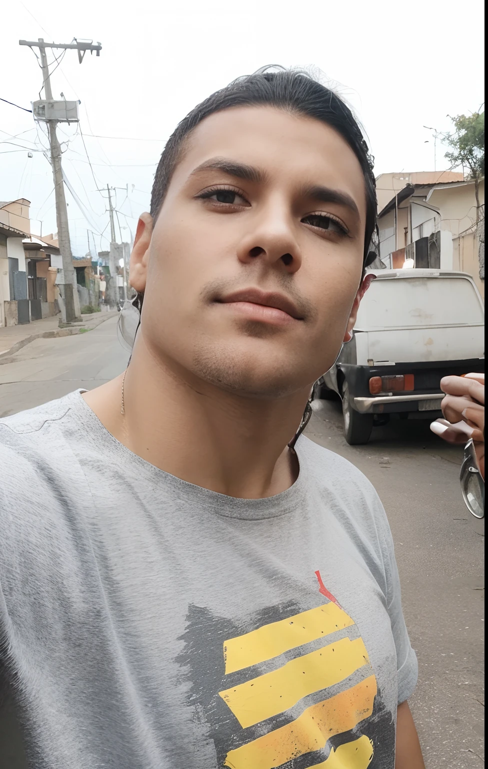 Cabelo preto curto, olhos castanho