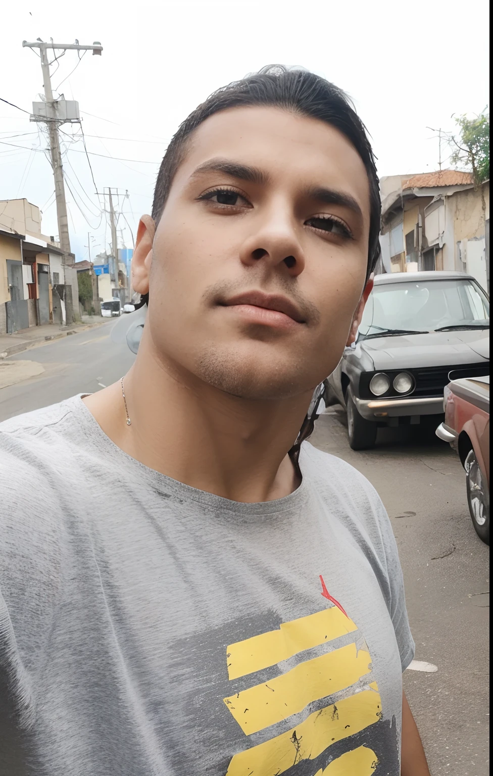 Cabelo preto curto, olhos castanho