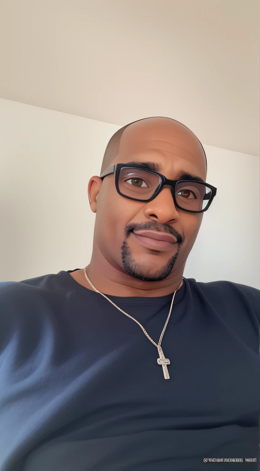 Um homem negro de 30 anos, careca face arredondada, olhar rigoroso, e olhos castanhos, Wearing black shirt and glasses.