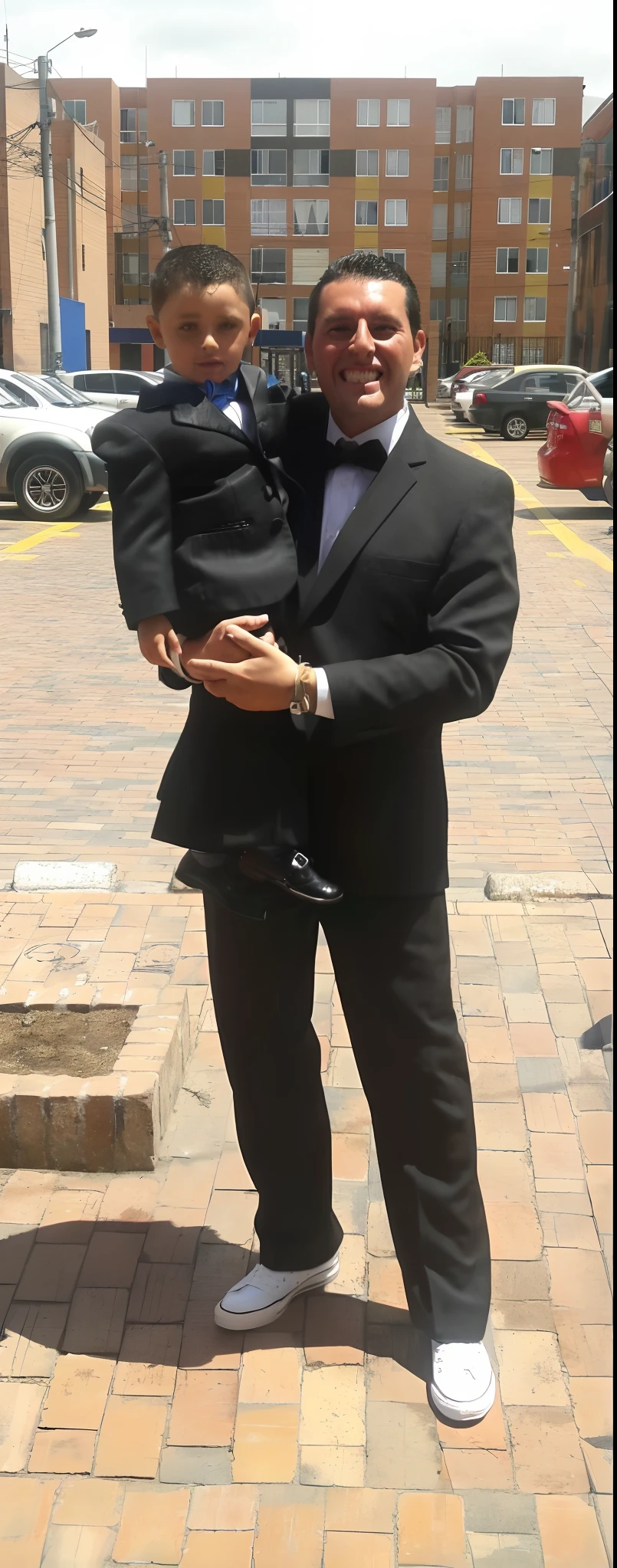 There's a man holding a boy in a suit, Carga de alta calidad, en su traje, Padre con hijo, with a boy, papi/paternal, big and small, papi, en un traje, Estimulante, Negocios serios, Traje y corbata, Vestimenta formal, Lleva un traje, en un traje de negocios, usar trajes!, Tall and small