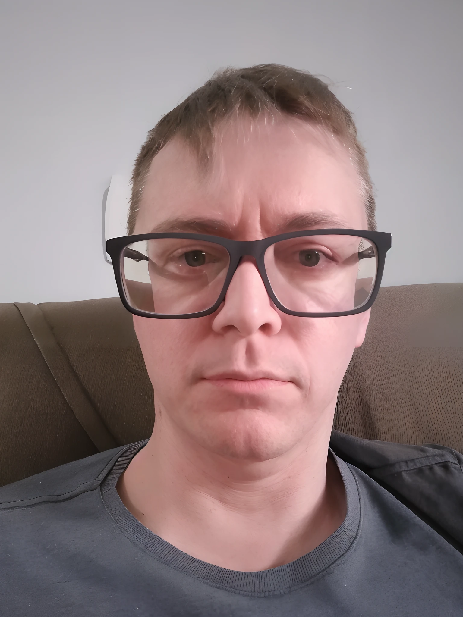 There's a woman with glasses sitting on a couch, wearing black frame glasses, 38 anos, Typical cryptocurrency nerd, with nerdy glasses and goatee, Homem de 4 0 anos, 3 6 anos, wearing square glasses, cerca de 3 5 anos, 3 2 anos, with glasses and goatee, Homens de 45 anos, 3 5 anos