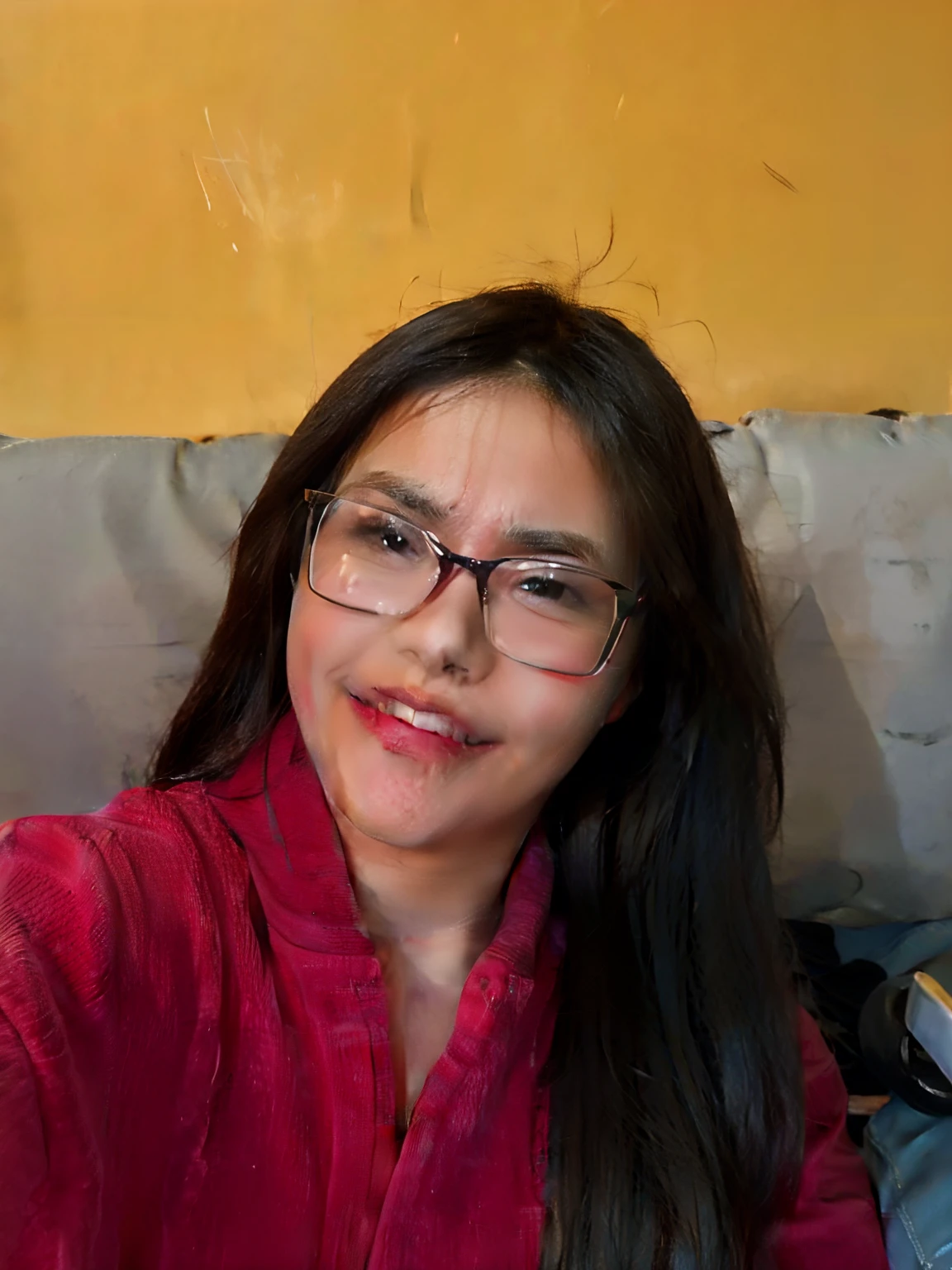 Smiling woman in red robe sitting on sofa with remote control, Alanis Guillen, imagem de perfil, relaxing and smiling at camera, Ayahausca, taken in the early 2020s, Lorena Avarez, Mulher de 30 anos, 3 0 anos de idade mulher, Betty feia, imagem do avatar, Mulheres de 40 anos