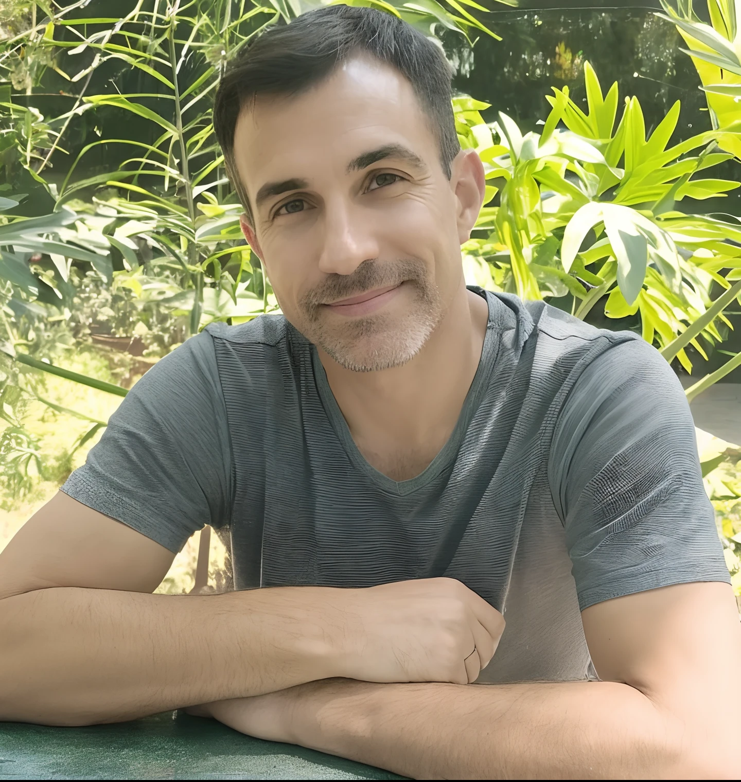 Homem sentado em uma mesa, cerca de 42 anos, He has a discreet smile and his arms are crossed on the table .