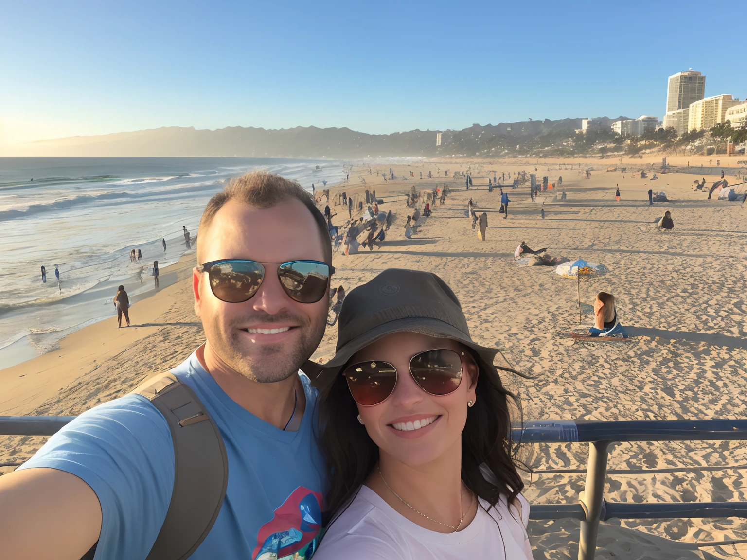 they are on the beach taking a selfie with their cell phone, Santa Monica Beach, foto de praia, standing near the beach, na praia, imagem de perfil, EUA-Set 20, Directed by: Whitney Sherman, Praia, foto de perfil, standing at the beach, em uma praia, Directed by: Kristin Nelson, vacation photo, on the beach at sunset, Los Angeles California