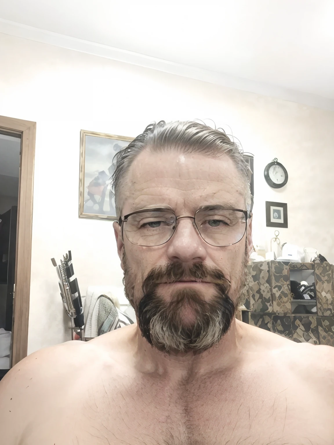 there is a man with a beard and no shirt on, (38 anos), Homem de 4 0 anos, 38 anos, Homens de 45 anos, 3 6 anos, 4 5 I, 3 2 anos, Homem de 5 0 anos, 35 anos, 3 5 anos, alguns cabelos grisalhos na barba