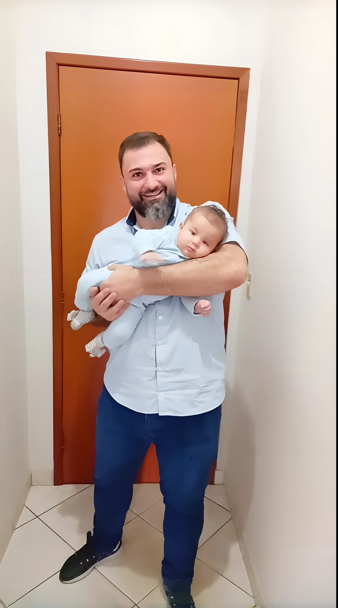 Arafed man holding a in his arms in a hallway, david rios ferreira, icaro carvalho, Directed by: Nandor Soldier, pai com filho, Aykut Aydogdu, Edon Guraziu, with a kid,rmelo Blandino, Emad Mostaque, ástor alexander, Directed by: Felipe Seade, Directed by: Samuel Silva