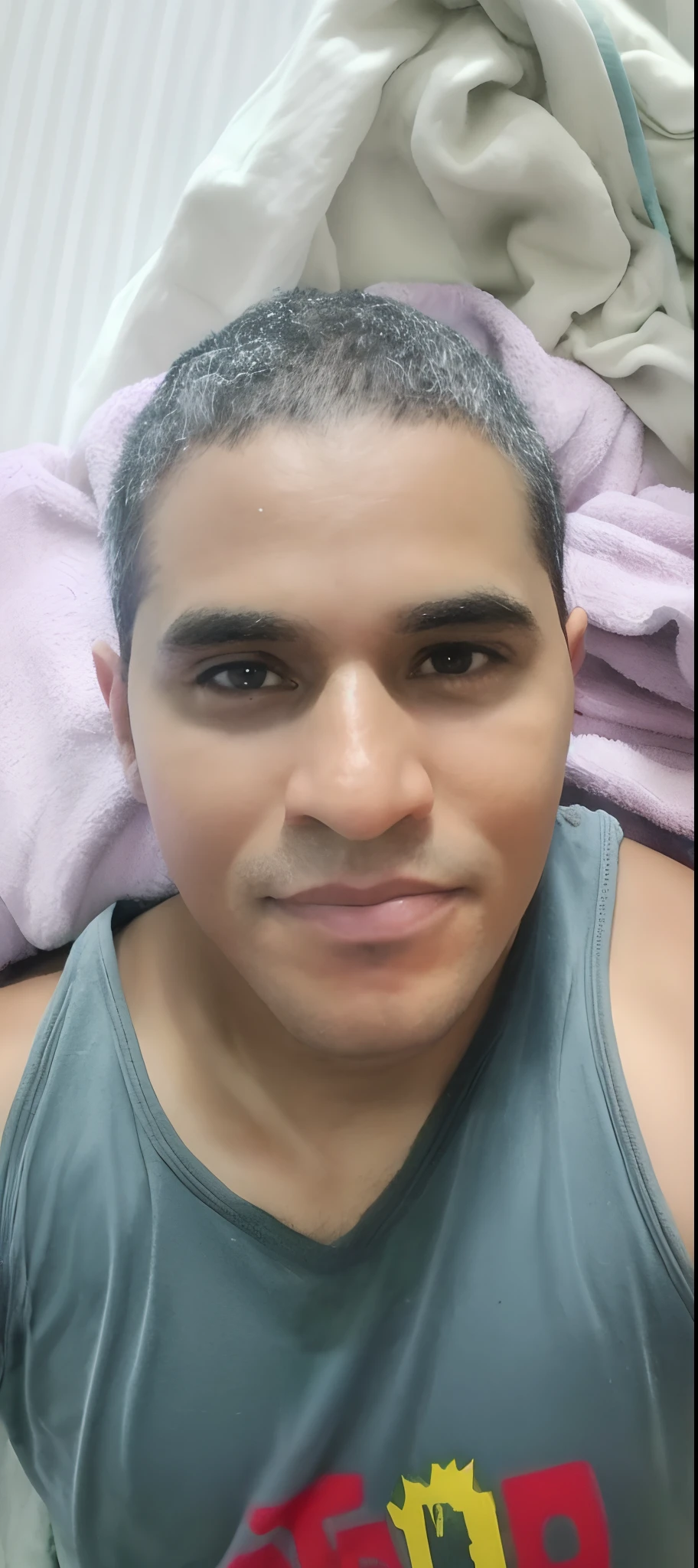homem deitado em uma cama com uma pilha de roupas, (38 anos), taken in the early 2020s, barbeado limpo!!!!, Homens de 45 anos, rosto largo raspado limpo, rosto raspado limpo, Homem de 4 0 anos, cerca de 3 5 anos, 38 anos, em torno de 1 9 anos