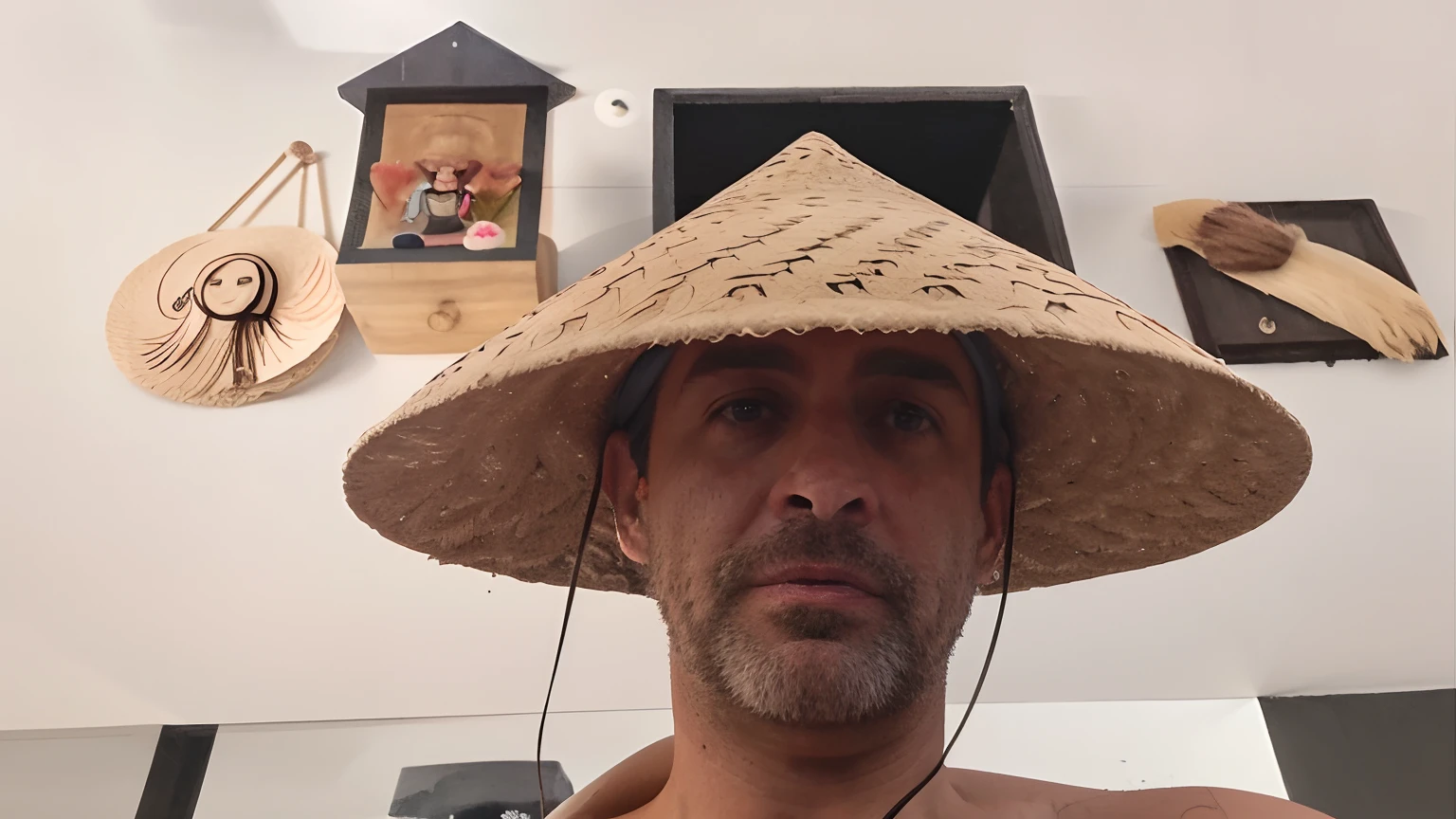 There's a man wearing a straw hat and a mirror, with a weird hat, wearing huge straw hat, wearing a travel hat, wearing a silly hat, Pointed conical hat, wearing a hat, wearing straw hat, with straw hat, he is wearing a hat, neckbeard, kalap, queixo comprido, Wearing Hat, selfie de um homem, with hat