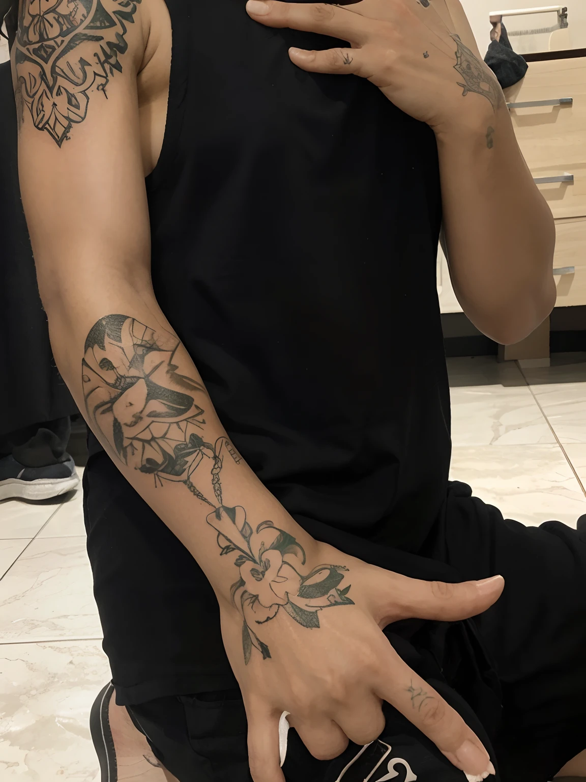 Tatuagem do Ades rei do submundo, preta, Covering the arm.