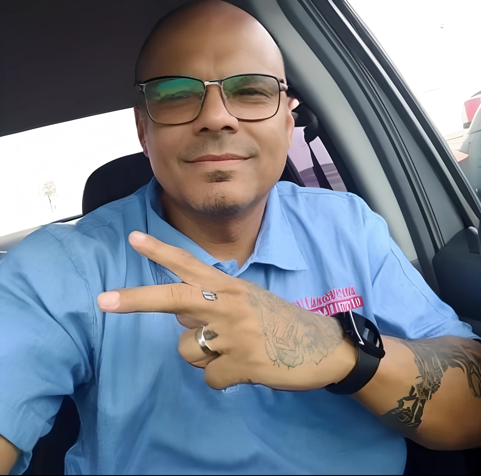 Man in a car with a peace sign and a tattoo on his arm, Usando tatuagens shipibo, foto de perfil, foto de perfil, foto do perfil, taken in the early 2020s, foto de perfil headshot, foto de perfil 1024px, Luis Nieves Sr., andres rios, José Moncada, David Villegas, imagem de perfil