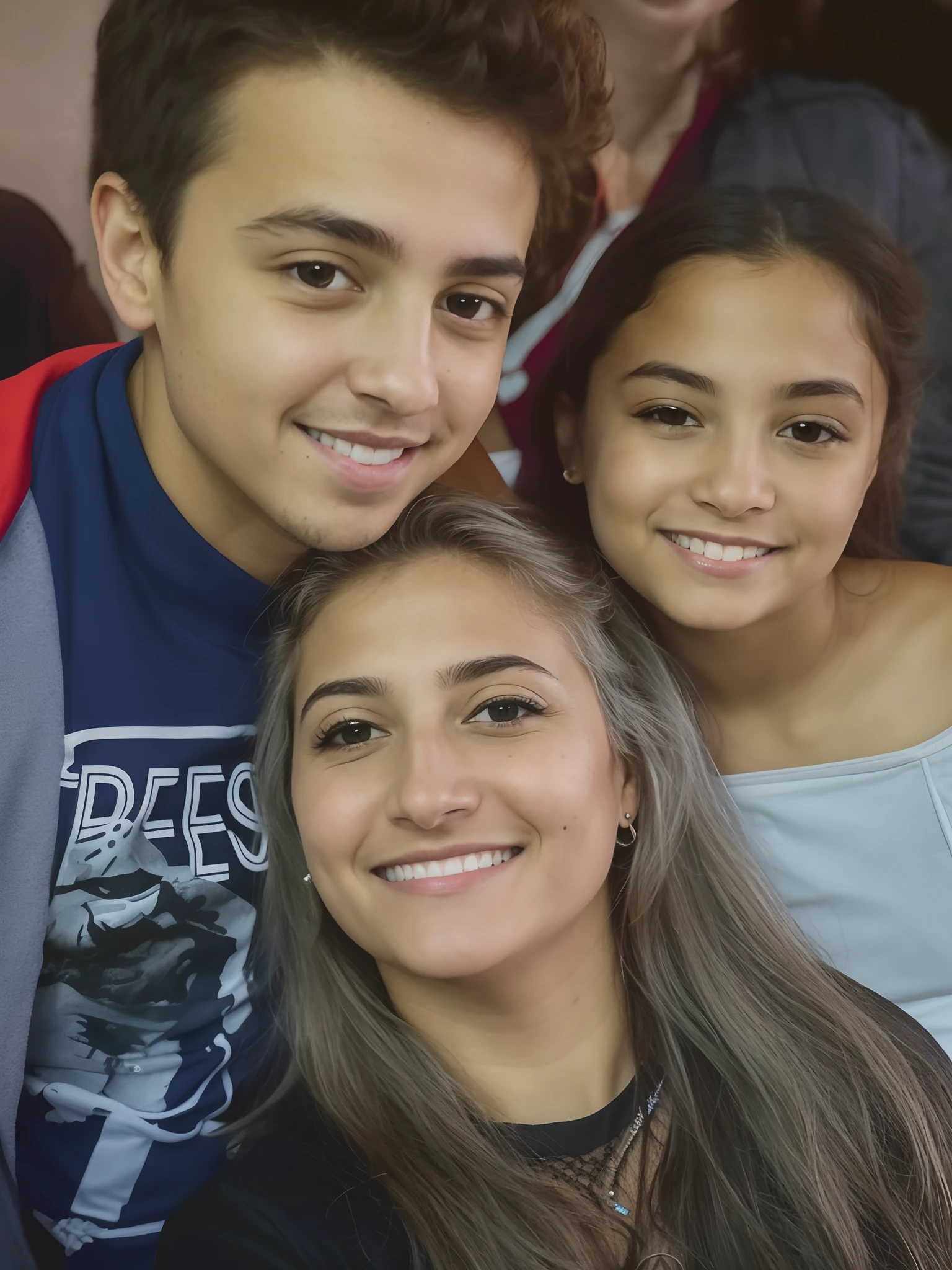 There are two women and a boy posing for a photo, imagem de perfil, foto de perfil, foto do perfil, taken in the early 2020s, facebook post, divertindo-se, foto de perfil, Family photo, Foto tirada em 2018, foto do concerto, non blurry, Divirta-se, Fotografia tirada em 2 0 2 0