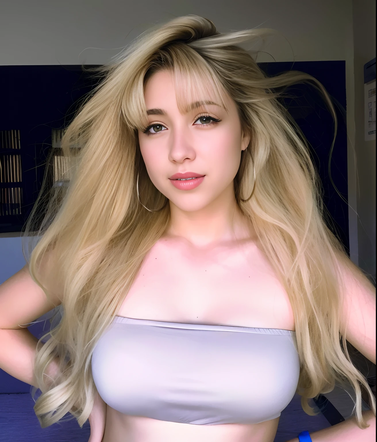 Mulher loira com olhos azuis e um top prateado posando para uma foto, ava max, longos cabelos loiros e olhos grandes, longos cabelos loiros e olhos grandes, cabelos loiros e olhos grandes, messy blond hair, com longos cabelos loiros, Kailee Mandel, blonde messy hair, her hair is white, ela tem cabelos loiros, Cabelos loiros grandes, blonde girl