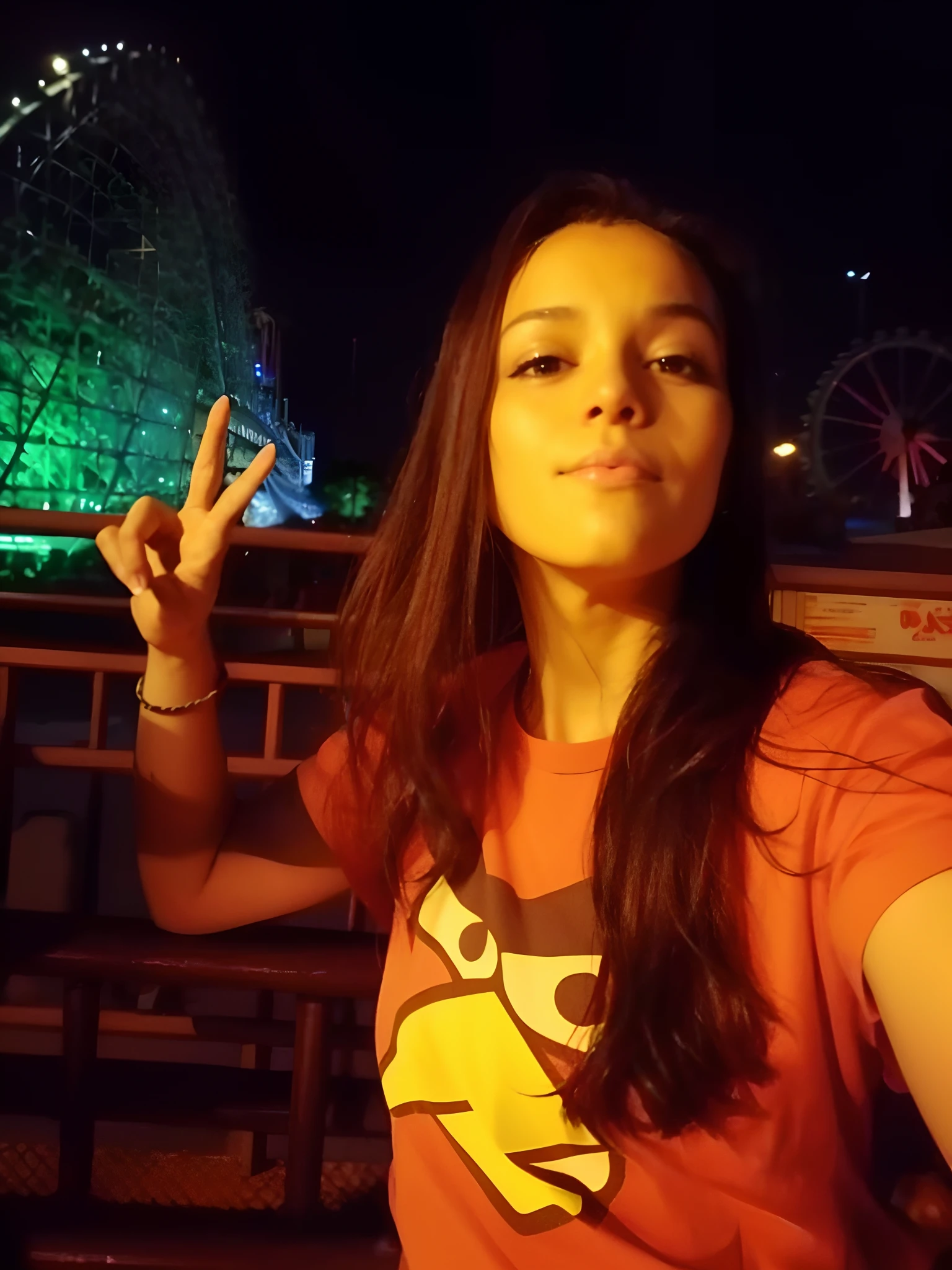 mulher com cabelos longos e uma camisa vermelha segurando um sinal de paz, taken with the best dlsr camera, foto Selfie, at night time, Selfie!!!!!, na noite da selva !!!, durante a noite, conectado com ponte suspensa!!, photo taken at night, candid picture, non blurry, foto da noite, in the nighttime, imagem de qualidade muito baixa, na California Adventure, amusement park