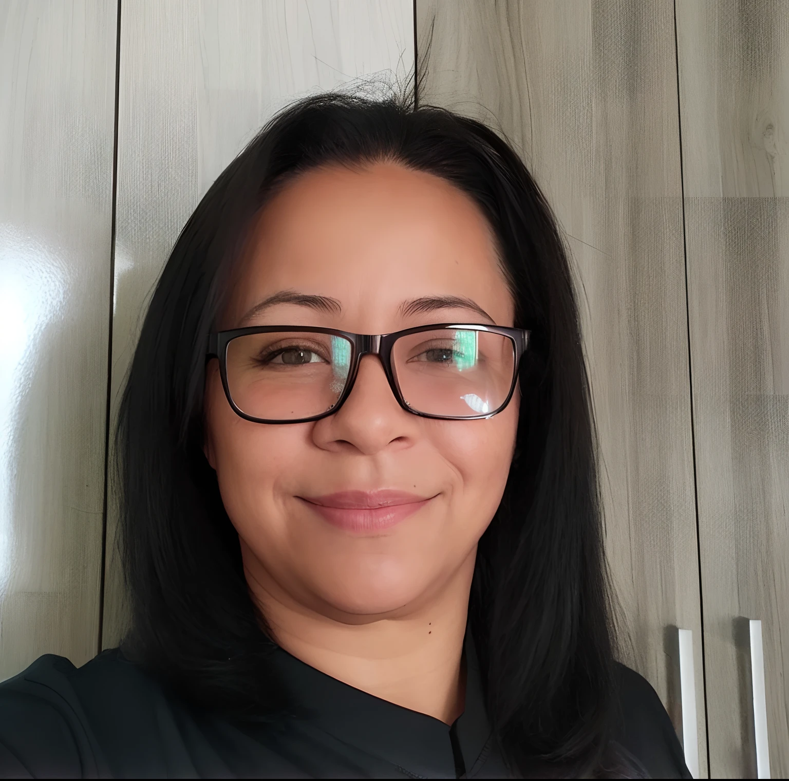 Smiling woman with glasses and black shirt standing in front of a wooden wall, Parece Fabiula Nascimento, Malika Favre, Anos Imane, imagem de perfil, foto de perfil headshot, Directed by: Nandor Soldier, taken in the early 2020s, imagem frontal, imagem do avatar, foto de perfil profissional, Alanis Guillen