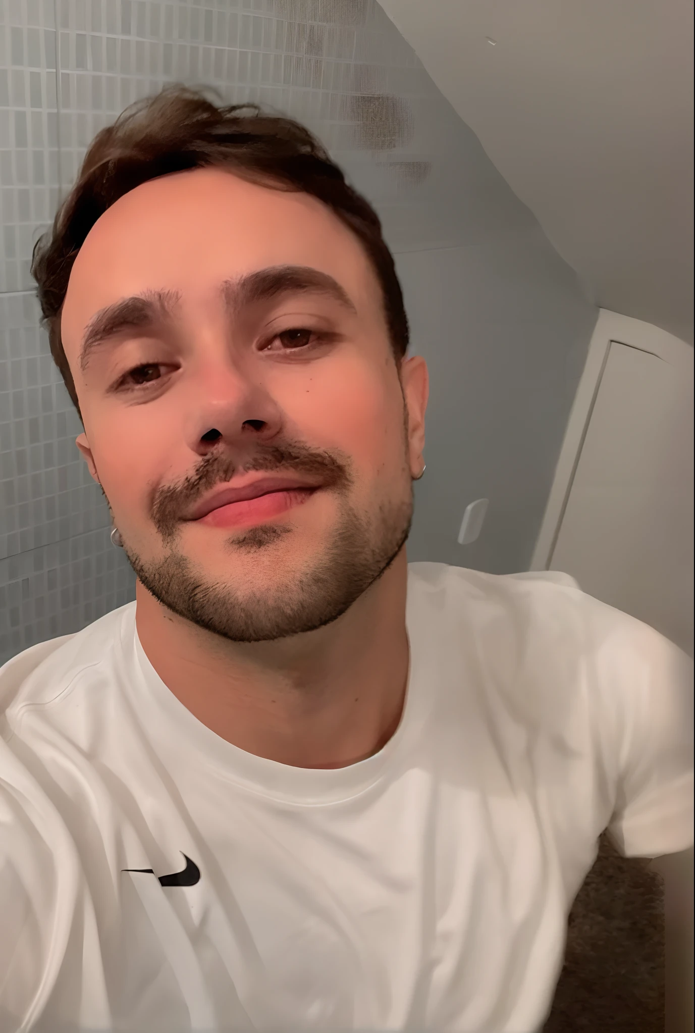 Arafed man taking a selfie in a bathroom with a toilet, Borja, foto de perfil headshot, foto do snapchat, Miguel Iglesias, taken in the early 2020s, foto de perfil, instagram story, instagram post, com uma barba pequena, vestido com uma camiseta branca, foto de perfil, olhar desleixado, Nico Delort