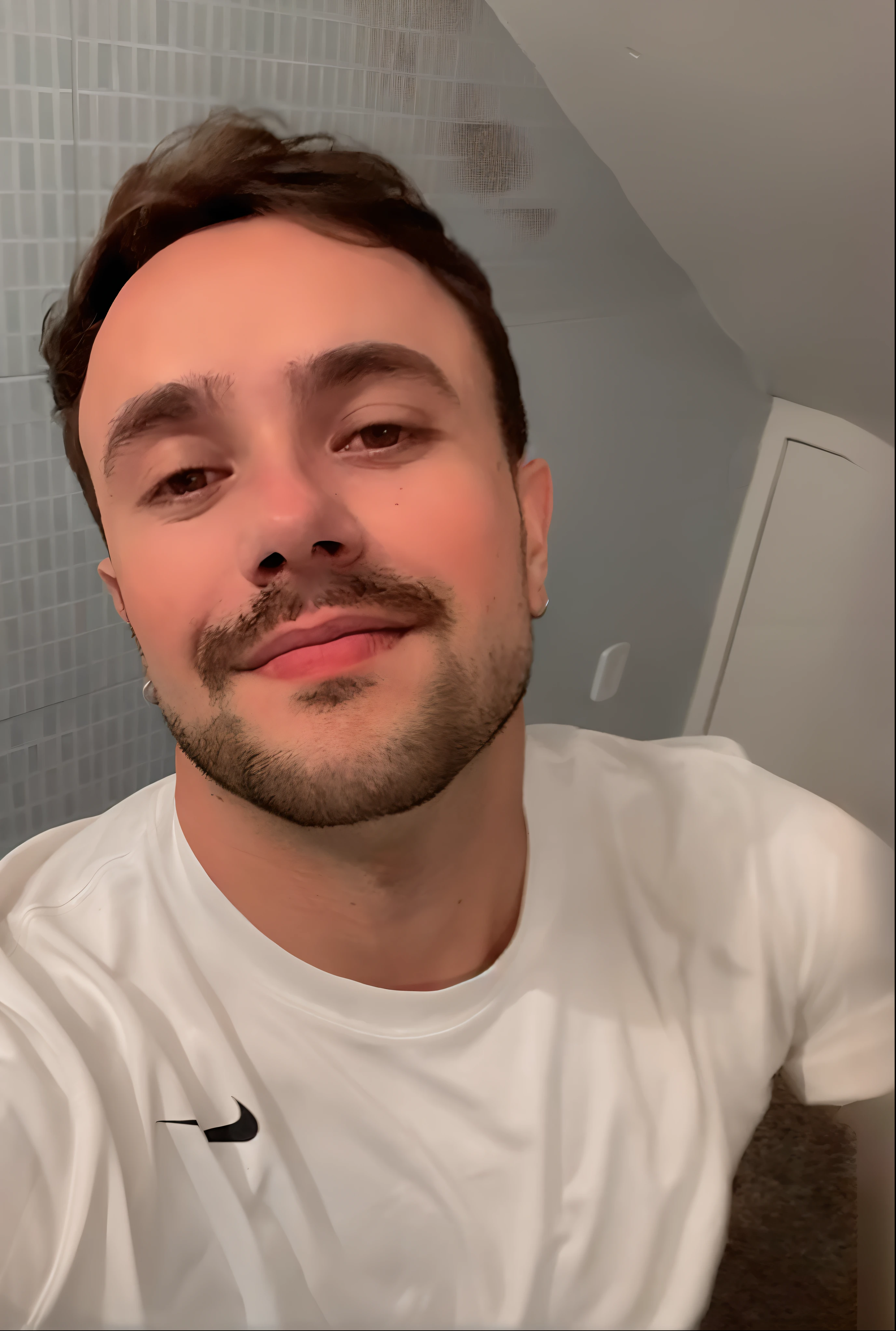Arafed man taking a selfie in a bathroom with a toilet, Borja, foto de perfil headshot, foto do snapchat, Miguel Iglesias, taken in the early 2020s, foto de perfil, instagram story, instagram post, com uma barba pequena, vestido com uma camiseta branca, foto de perfil, olhar desleixado, Nico Delort