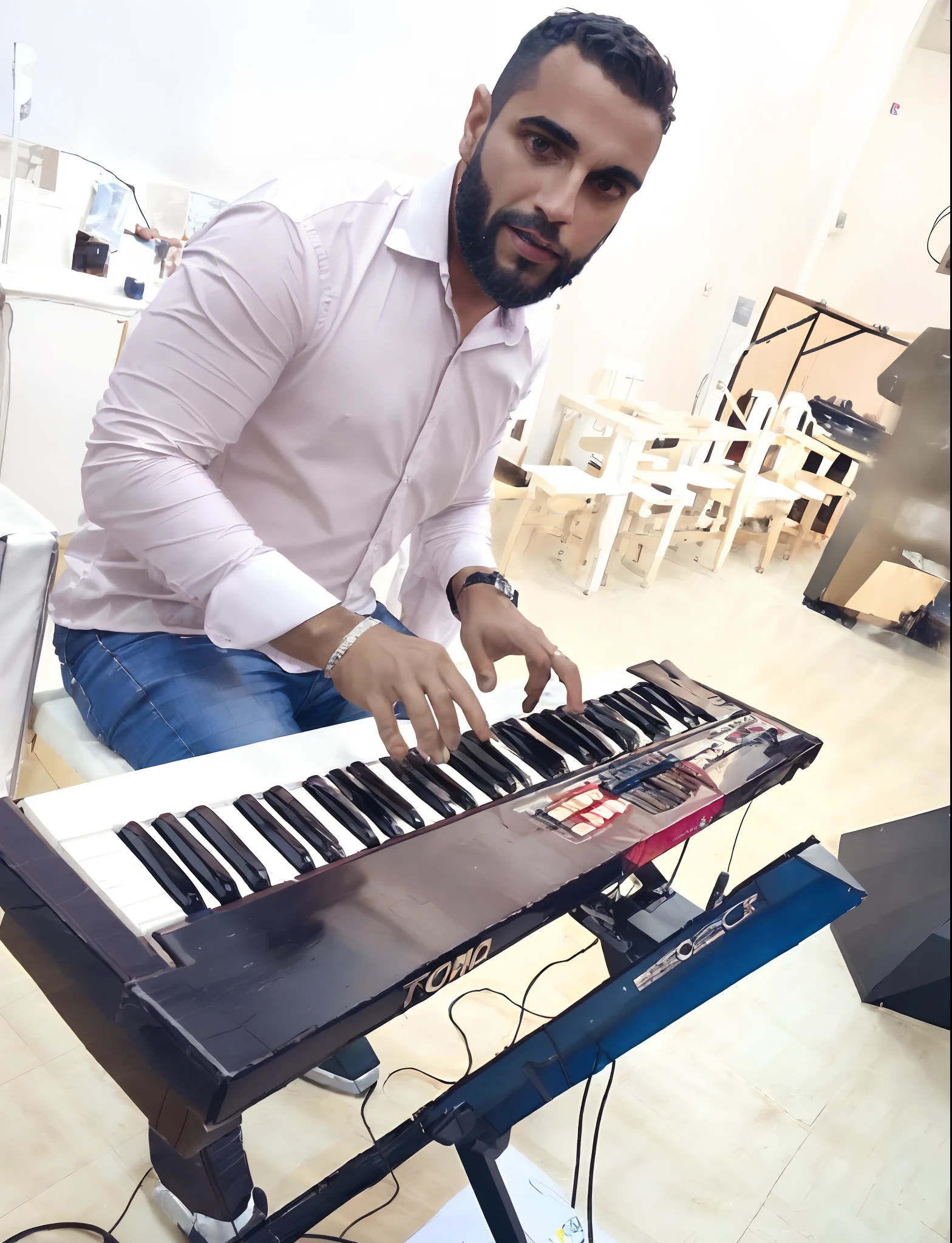 there is a man that is playing a keyboard in a room, tecladista, Usando sintetizador, tocando piano, jamming to music, music being played, pianista, tocando techno house music, Tocando um sintetizador Korg MS-20, live performance, teclado musical, masterful composition!!!, piano ao fundo, new song, Apresentando-se no palco, por Romain brook