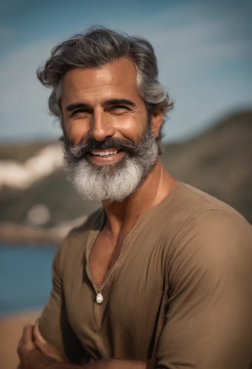 Homem branco, cabelos grisalhos, barba curta grisalha, olhos castanhos escuros, nariz afinado, boca fina pequena, rosto oval, sorridente,