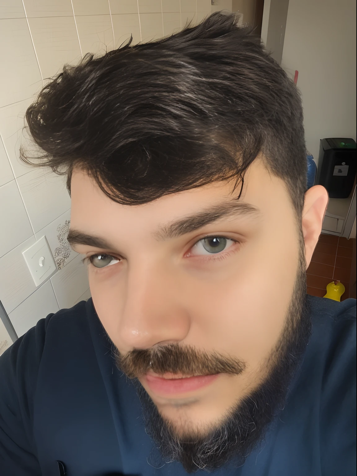 Homem com barba e bigode na cozinha, com uma barba pequena, Streamer do Twitch / Jogador Ludwig, barba pequena, restolho curto, barba enrolada, neckbeard, bigode natural, ligeiro restolho, (38 anos), bigode fino, pelos faciais curtos, bigode grosso, barba de barba, imagem frontal, restolho raspado