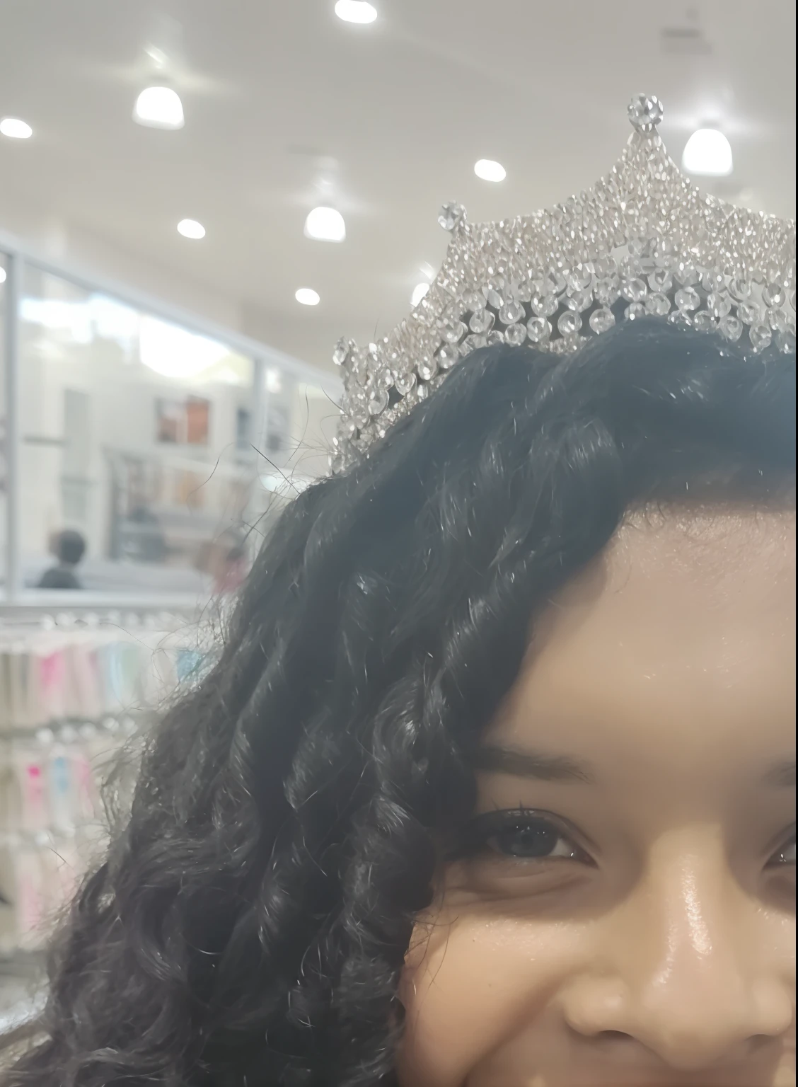 mulher sorridente vestindo um tiable em uma loja com um sorriso, usando tiara, usando uma tiara, sorrindo como uma rainha de fadas, usando uma coroa cinza claro, usando tiara fractal de cristal, posando de rainha, Alanis Guillen, vestido como uma rainha, usa uma coroa cinza claro, usando coroa, usando uma coroa de diamantes, usando uma coroa, com uma coroa