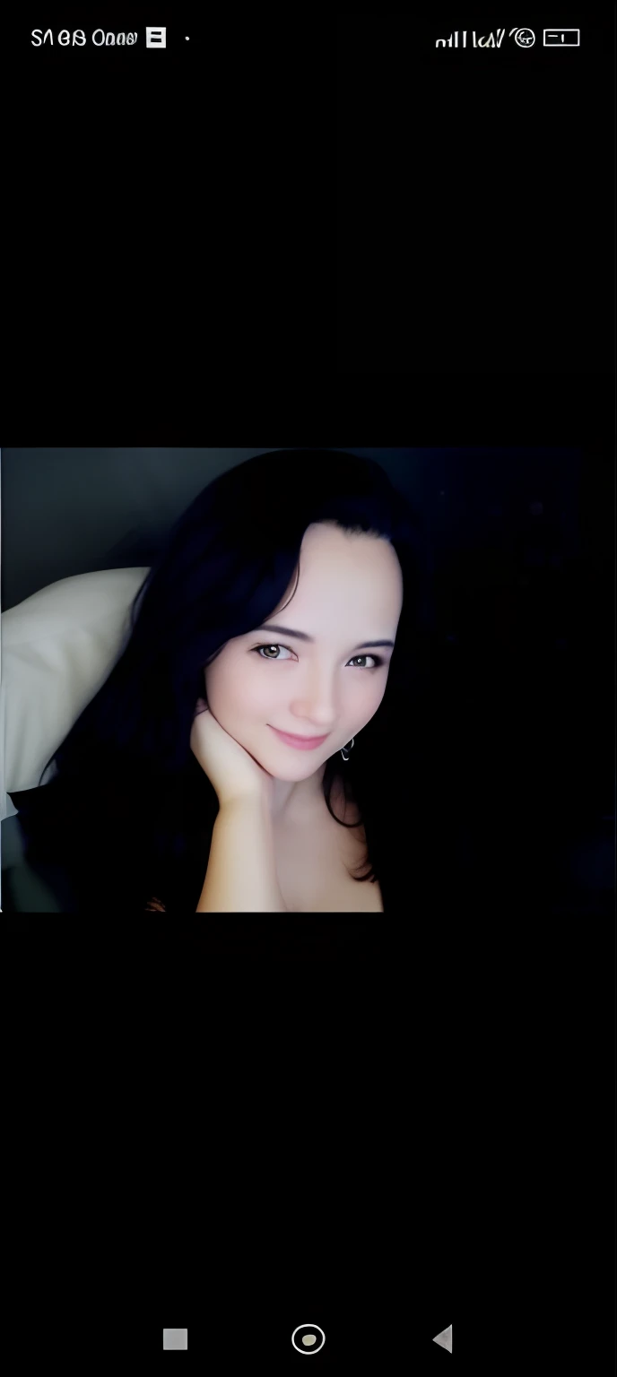 there is a woman that is smiling and posing for a picture, Foto de perfil, Captura de tela da Webcam, foto de perfil headshot, Imagens da Webcam, Ekaterina, halfbody headshot, imagem de perfil, Fotografado na Webcam, Webcam, hard lighting!, lovingly looking at camera, looking to the side off camera, imagem do avatar, profile view, Fotografia tirada em 2 0 2 0
