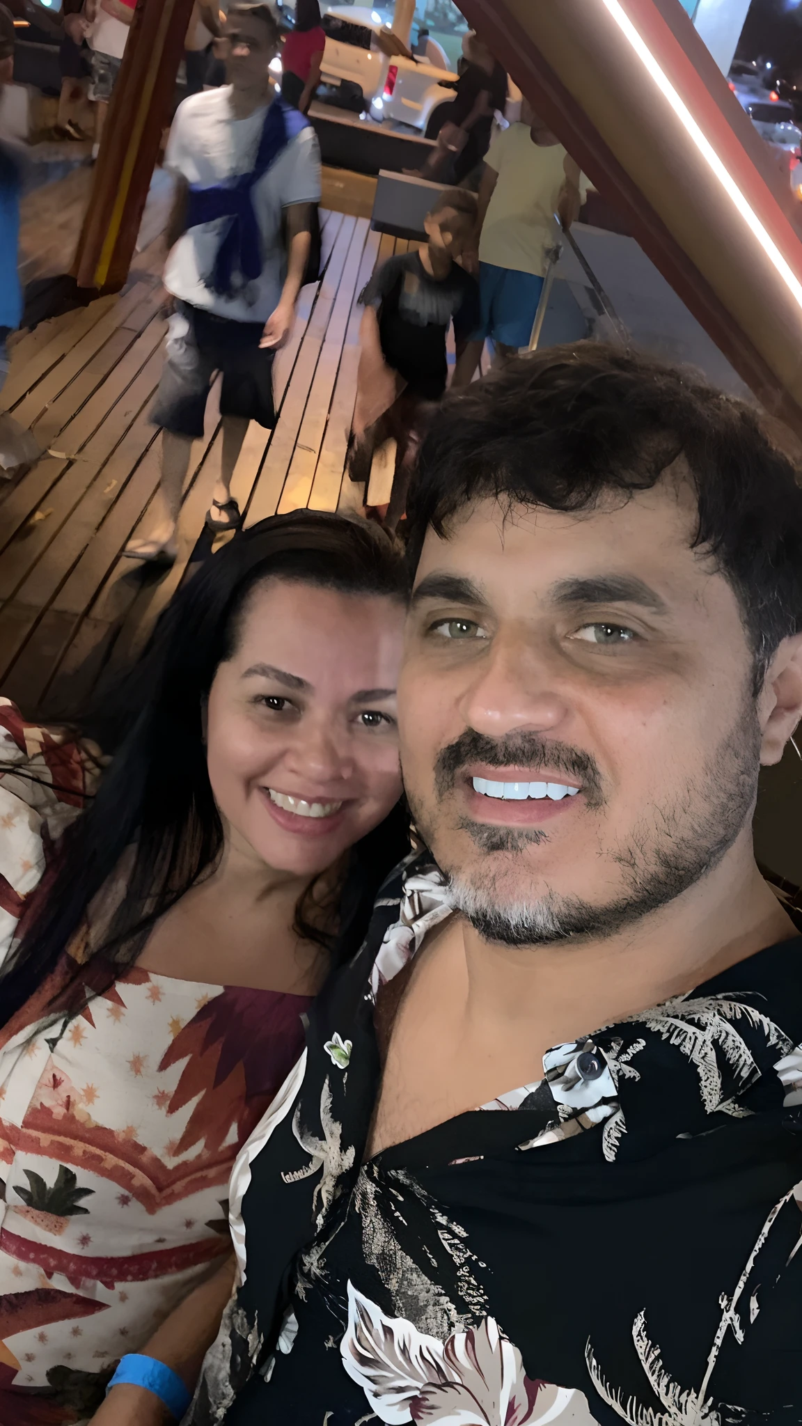 There are two people who are sitting together in a boat, imagem de perfil, Directed by: Nandor Soldier, Fotografia tirada em 2 0 2 0, momma and papa, edu souza, foto do perfil, foto de perfil, Noite!, 3 0 anos mulher, david rios ferreira, Postagem no Reddit, andrea rocha, at night, foto de perfil 1024px, facebook post