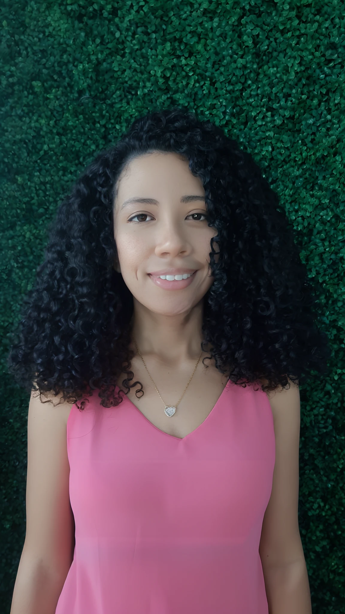 Smiling woman with curly hair standing in front of a wall,  foto de perfil , cabelo encaracolado preto,  cabelos cacheados, longos cabelos cacheados pretos selvagens, afro encaracolado, mixed race woman, pele clara, cabelos negros cacheados, bonita, morena, brasileira, estilo pixar