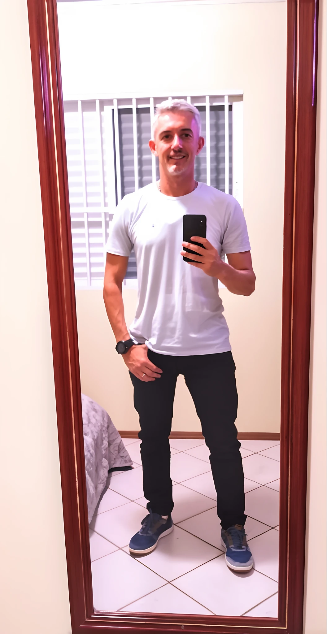 Homem de Arafed tirando uma selfie em um espelho em um quarto, wearing pants and a t-shirt, foto fit, em frente a um espelho, imagem de corpo inteiro, vestindo camiseta e combates, he is! cerca de 3 0 anos de idade, vestindo uma camiseta muscular, jeans e camiseta, 2 7 anos, selfie espelho