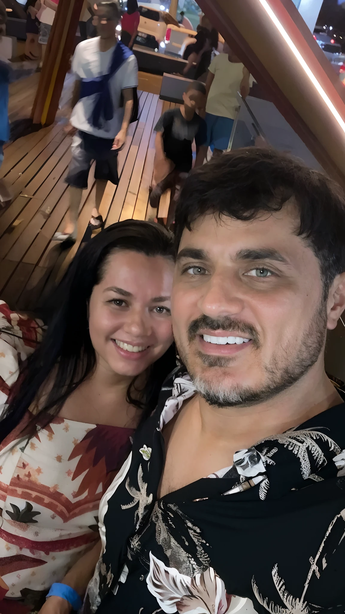 There are two people who are sitting together in a boat, imagem de perfil, Directed by: Nandor Soldier, Fotografia tirada em 2 0 2 0, momma and papa, edu souza, foto do perfil, foto de perfil, Noite!, 3 0 anos mulher, david rios ferreira, Postagem no Reddit, andrea rocha, at night, foto de perfil 1024px, facebook post